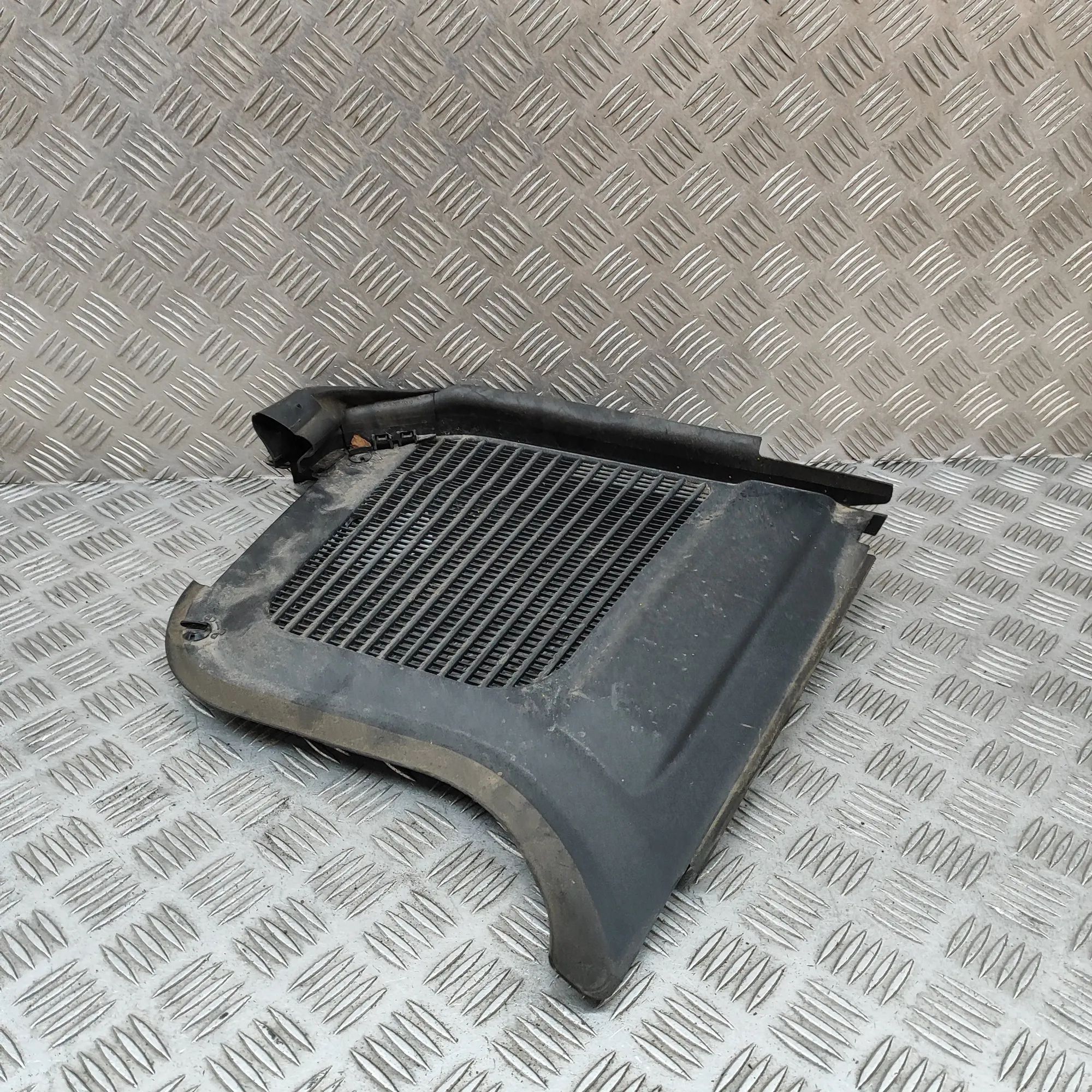 Mercedes-Benz GLS (X167) Front Wiper Cowl Trim Front Wiper Cowl Trim — MERCEDES BENZ GLS (X167...