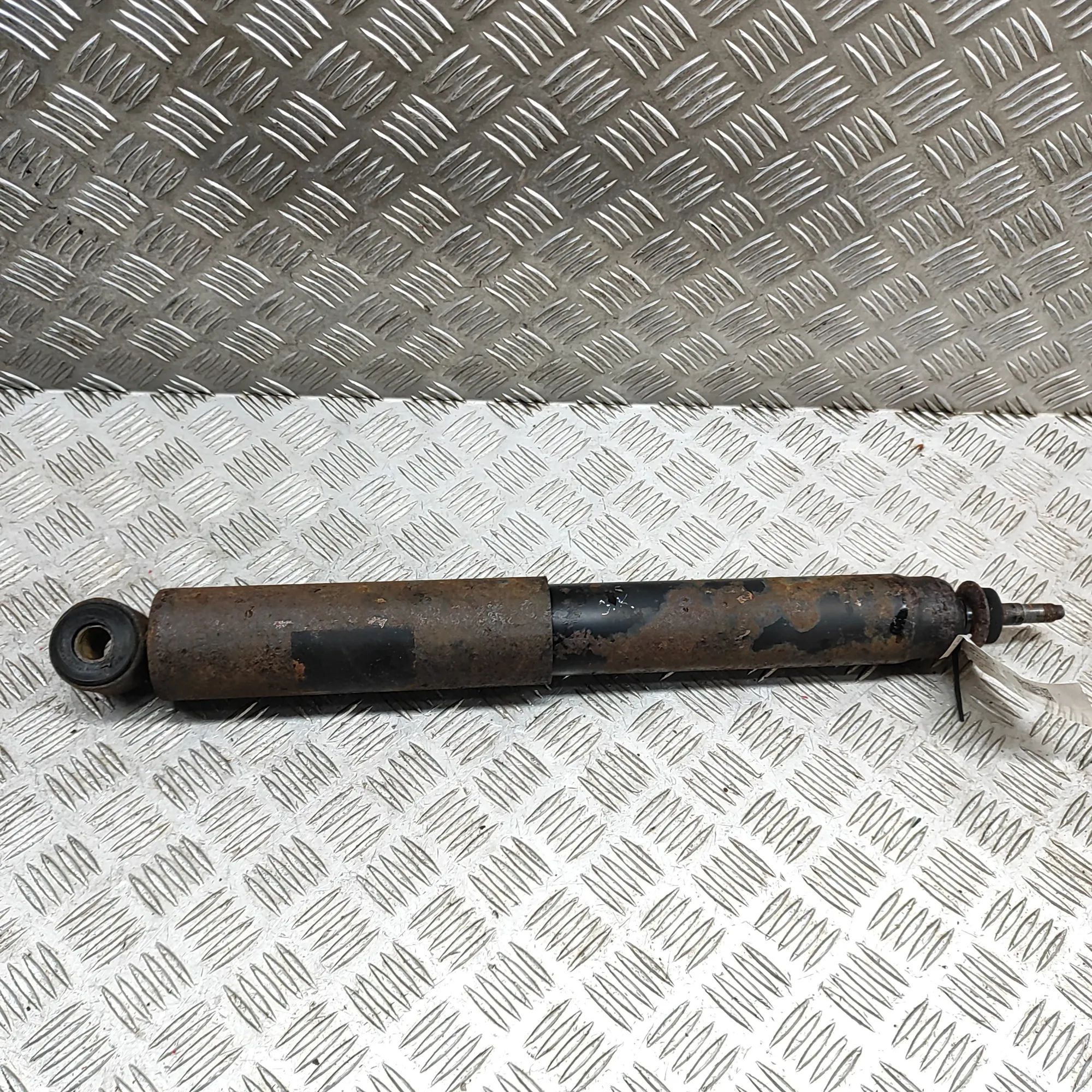 Land Rover Defender Shock absorber — rear left Shock absorber — rear left — LAND ROVER DEFENDE...