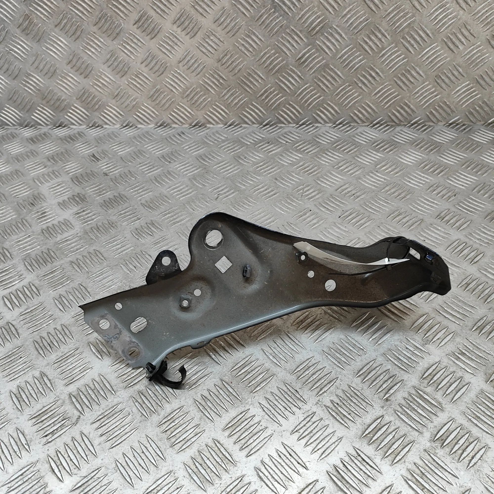 Mazda 3 (BP) Fender bracket — front left Fender bracket — front left — MAZDA CX-3 (0 DM)...