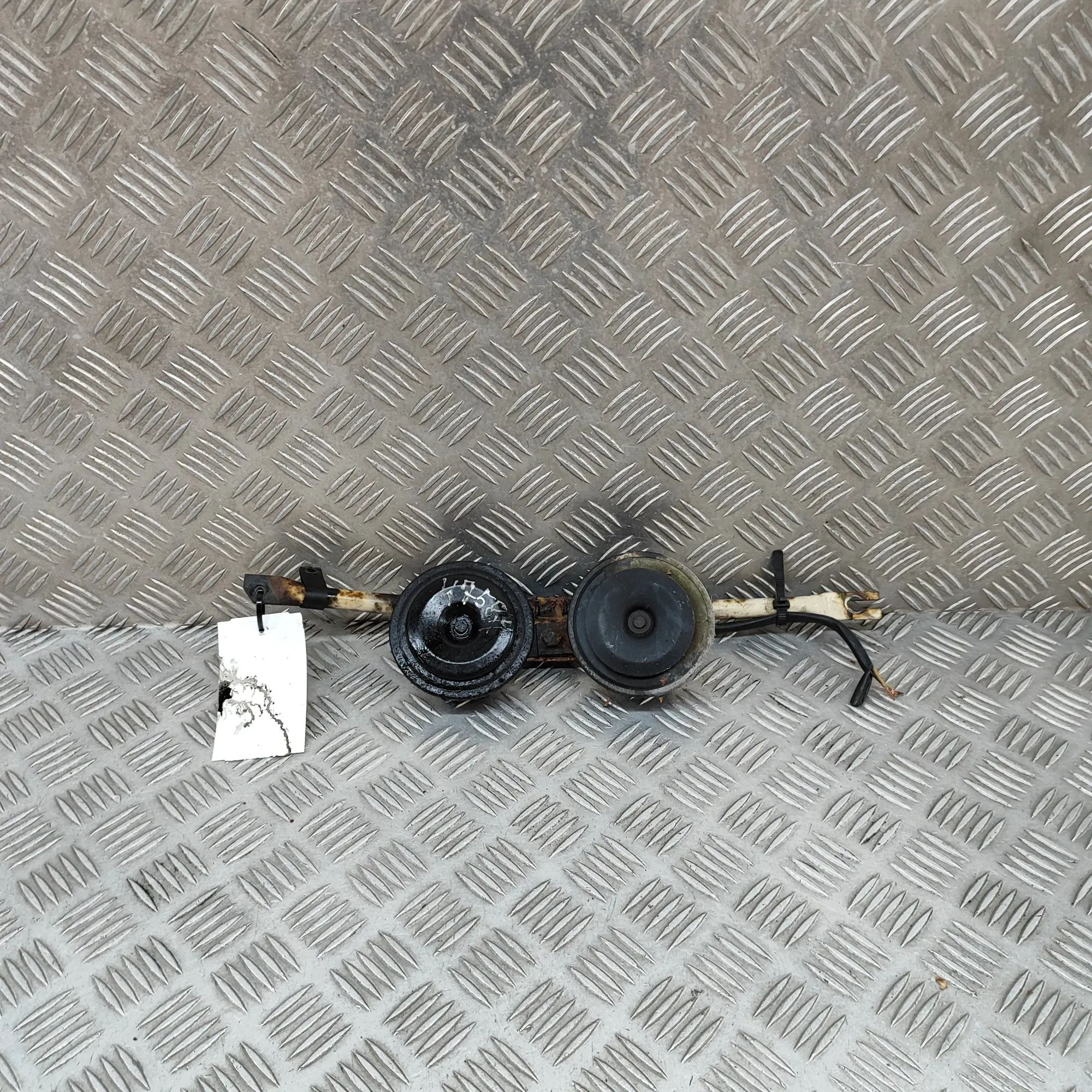 Mercedes-Benz 200 - 300 (W123) Horn signal Horn signal — MERCEDES BENZ S-CLASS (W126) (197...