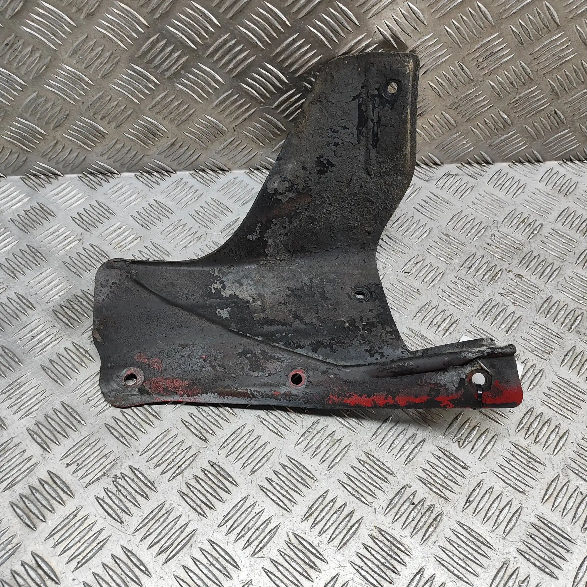 Mitsubishi 3000 GT Underbody cover — rear left Underbody cover — rear left — MITSUBISHI 3000 (...
