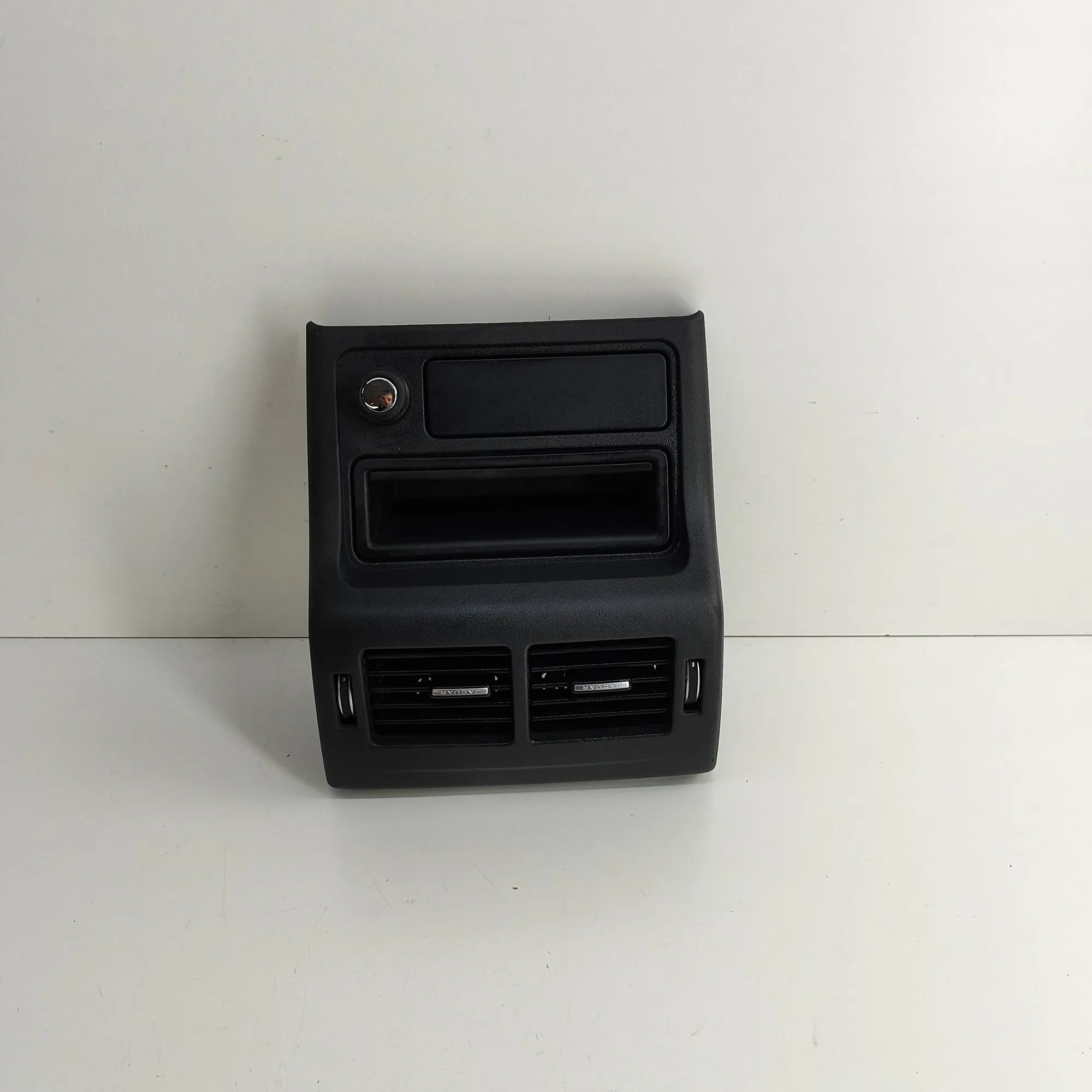 Jaguar XE Centre console air vent Centre console air vent — JAGUAR XE (X760) (201...