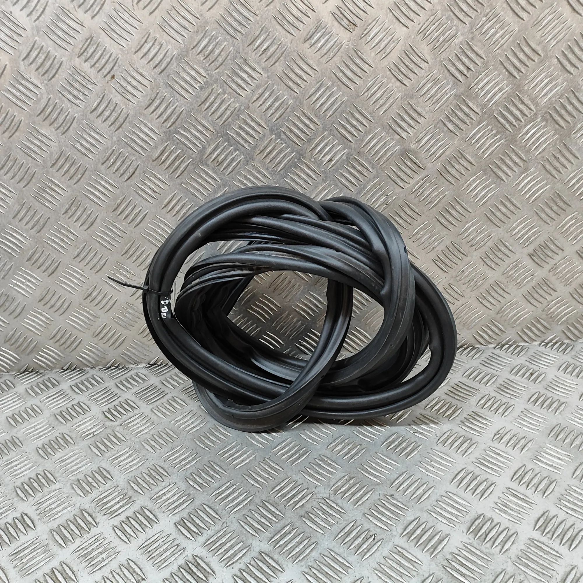 Honda CR-V Tailgate rubber seal Tailgate rubber seal — HONDA CR-V (VI RS_, RY_)...
