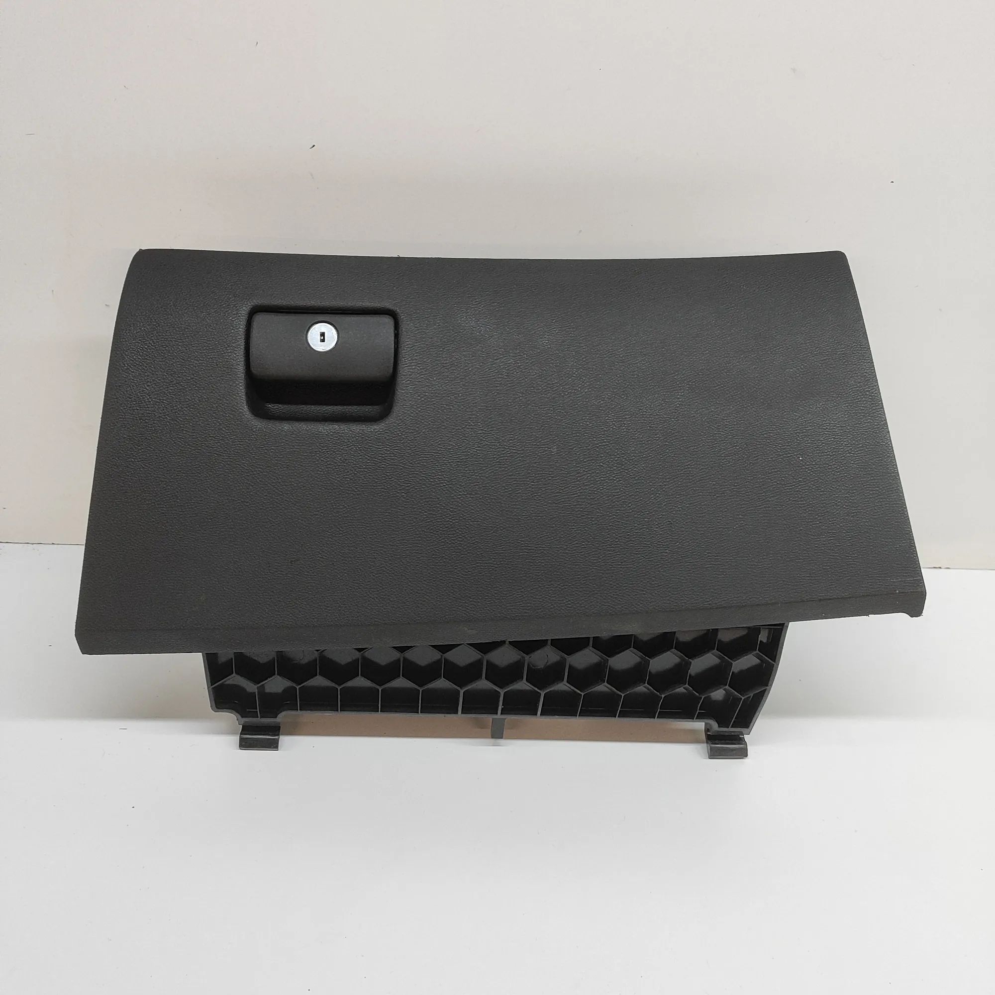Chevrolet Camaro Glove Compartment Glove compartment — CHEVROLET CAMARO (2009-2015...