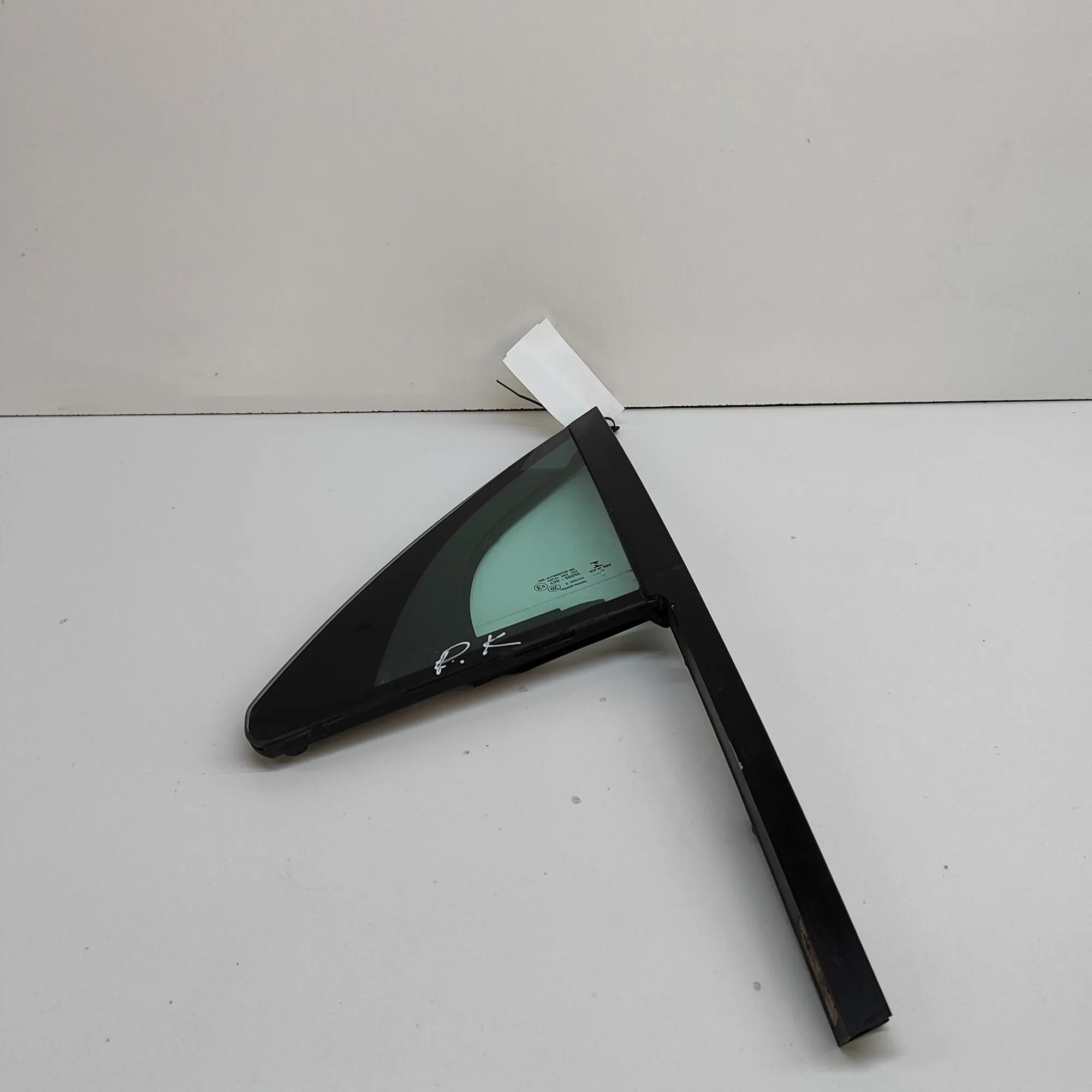 Porsche Macan Door quarter window — front left Door quarter window — front left — PORSCHE MACA...