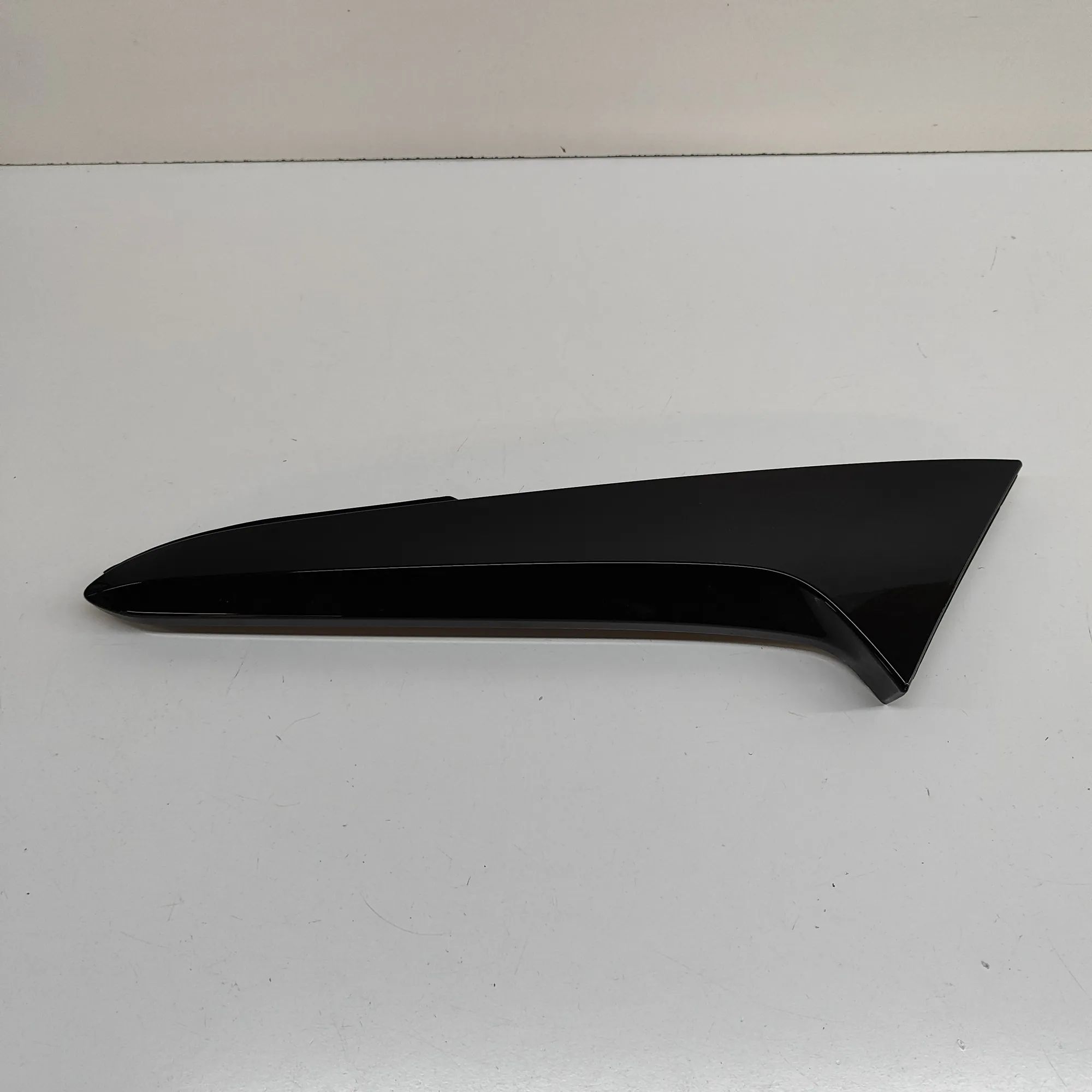 Mazda 3 (BP) Tailgate drip rail trim — left Tailgate drip rail trim — left — MAZDA CX-3 (0 ...
