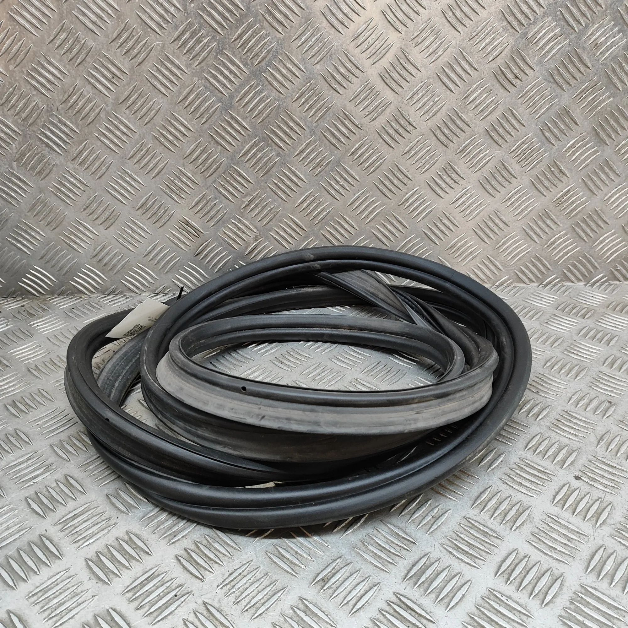 Porsche Macan Tailgate rubber seal Tailgate rubber seal — PORSCHE MACAN (95B) (201...