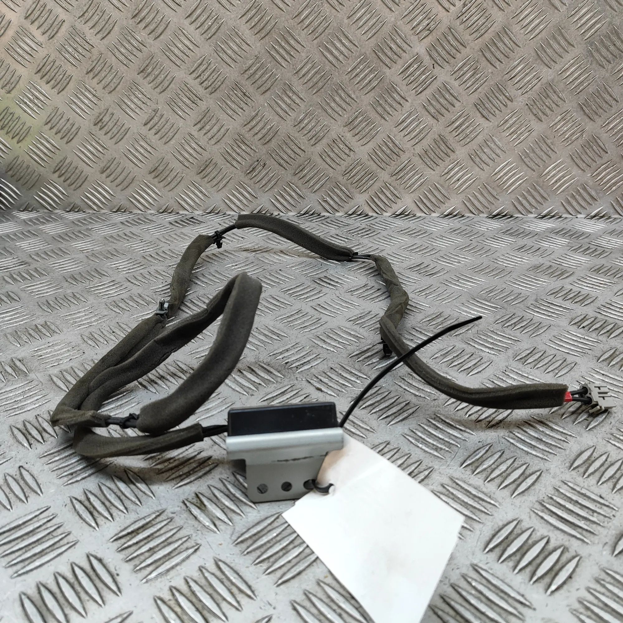 Nissan Leaf антенна Antenna — NISSAN LEAF (ZE1) (2017-...) — 28212-...
