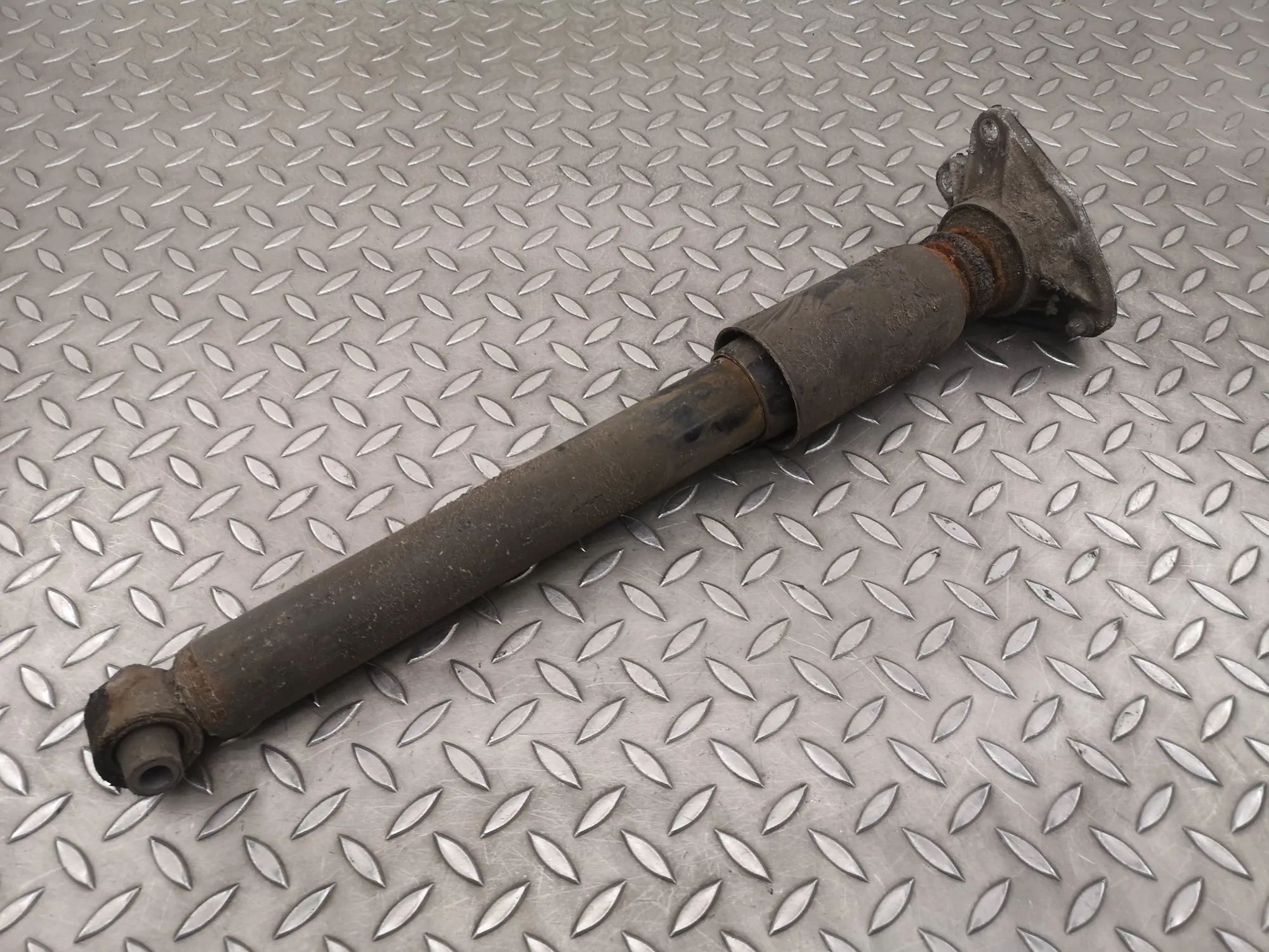 BMW 2 (F22 / F23) Shock absorber — rear right Shock absorber — rear right — BMW 2 SERIES COUP...
