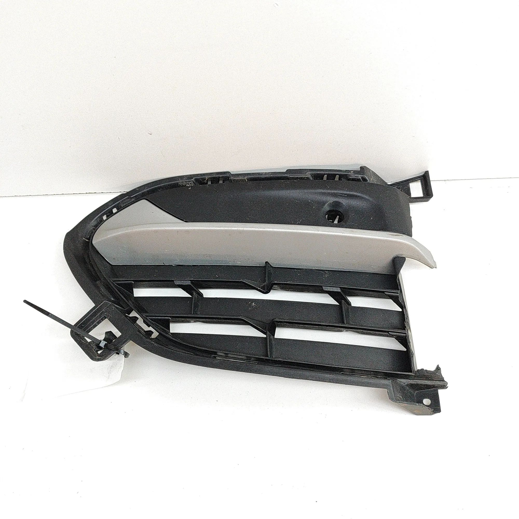 BMW X6 (E71 / E72) Grille — front — left Grille — front — left — BMW X6 (F16, F86) (2014...
