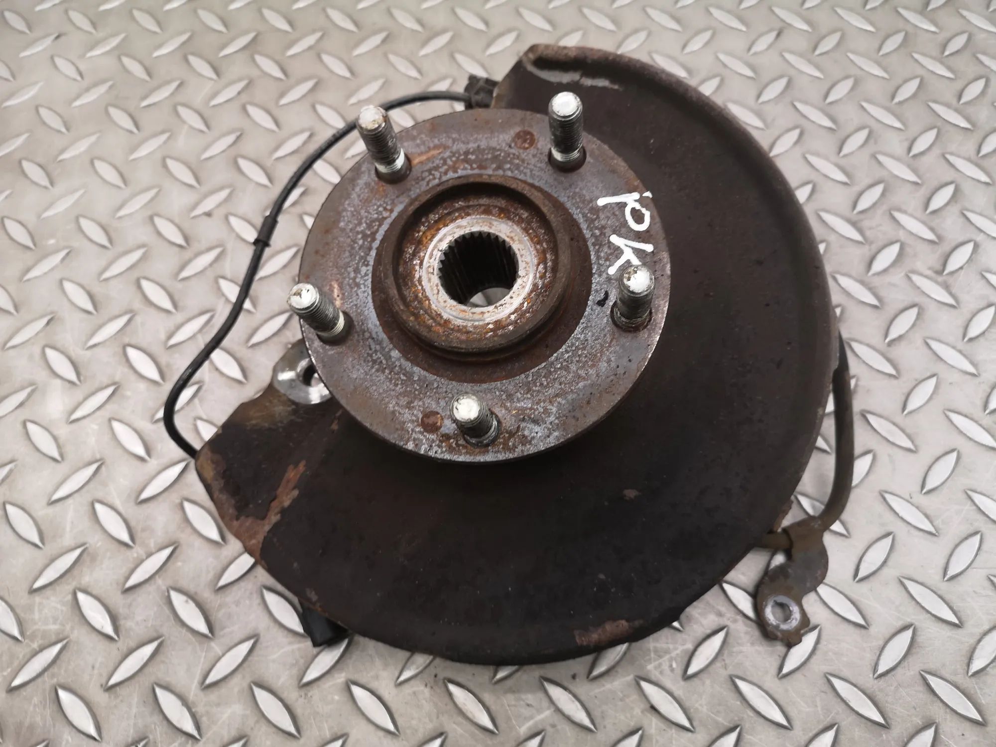 Mitsubishi Outlander Front Left Wheel Hub Front Left Wheel Hub — MITSUBISHI OUTLANDER (II...