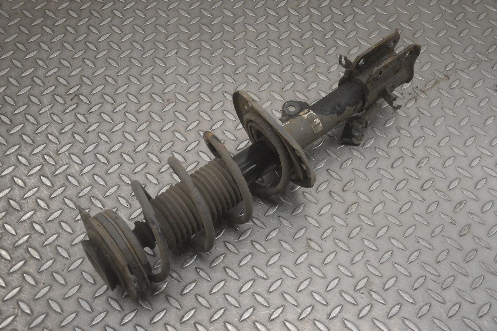 Nissan Juke Shock absorber — front left Shock absorber — front left — NISSAN JUKE (F15)...