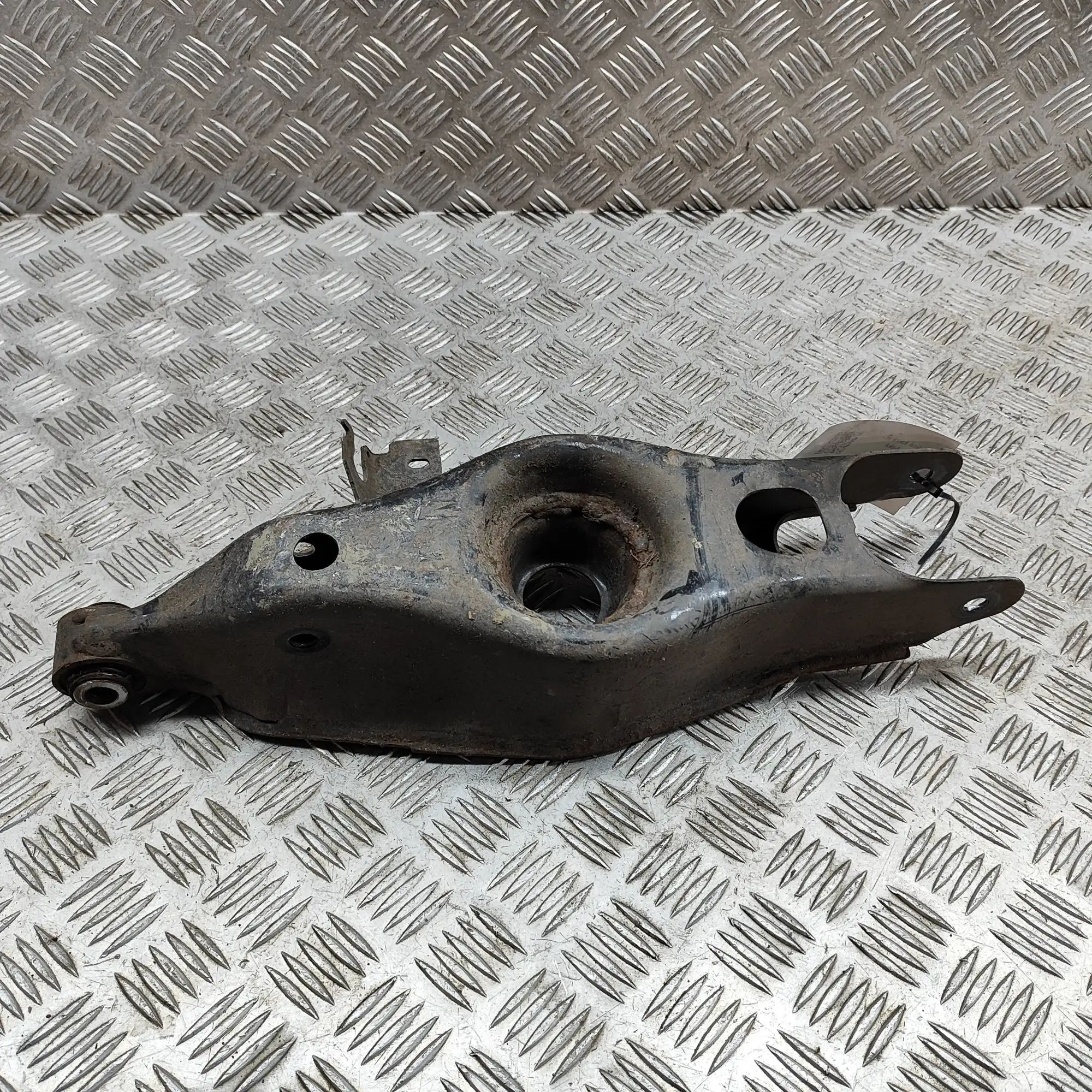 Maserati Ghibli Rear Left Lower Control Arm Rear Left Lower Control Arm — MASERATI GHIBLI (...