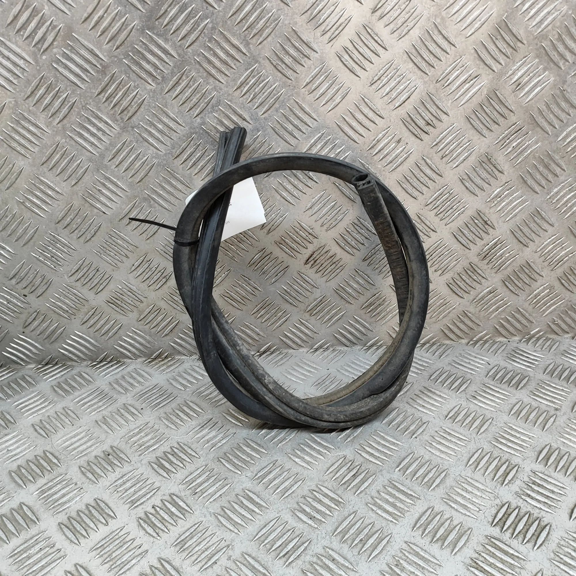 Engine rubber seal Brand/Model: ASTON MARTIN DB11
Year: 2022
Engin...