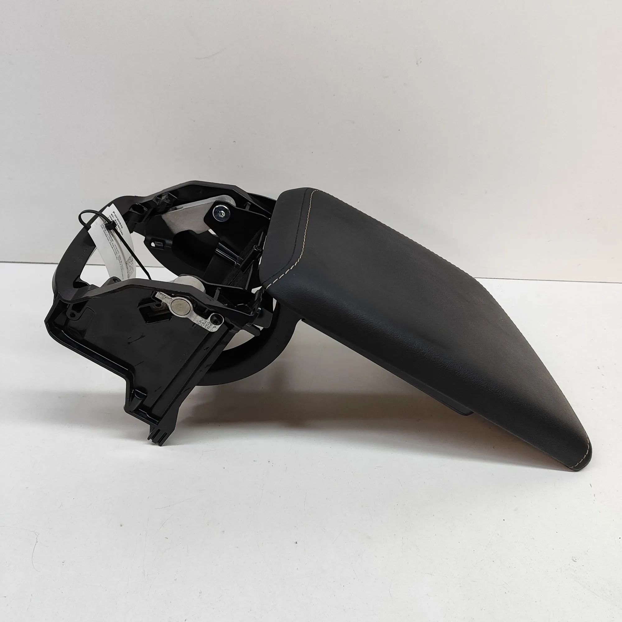 Volvo S60 Käsinoja Armrest — VOLVO S60 (III 224) (2019-...) — 3226...