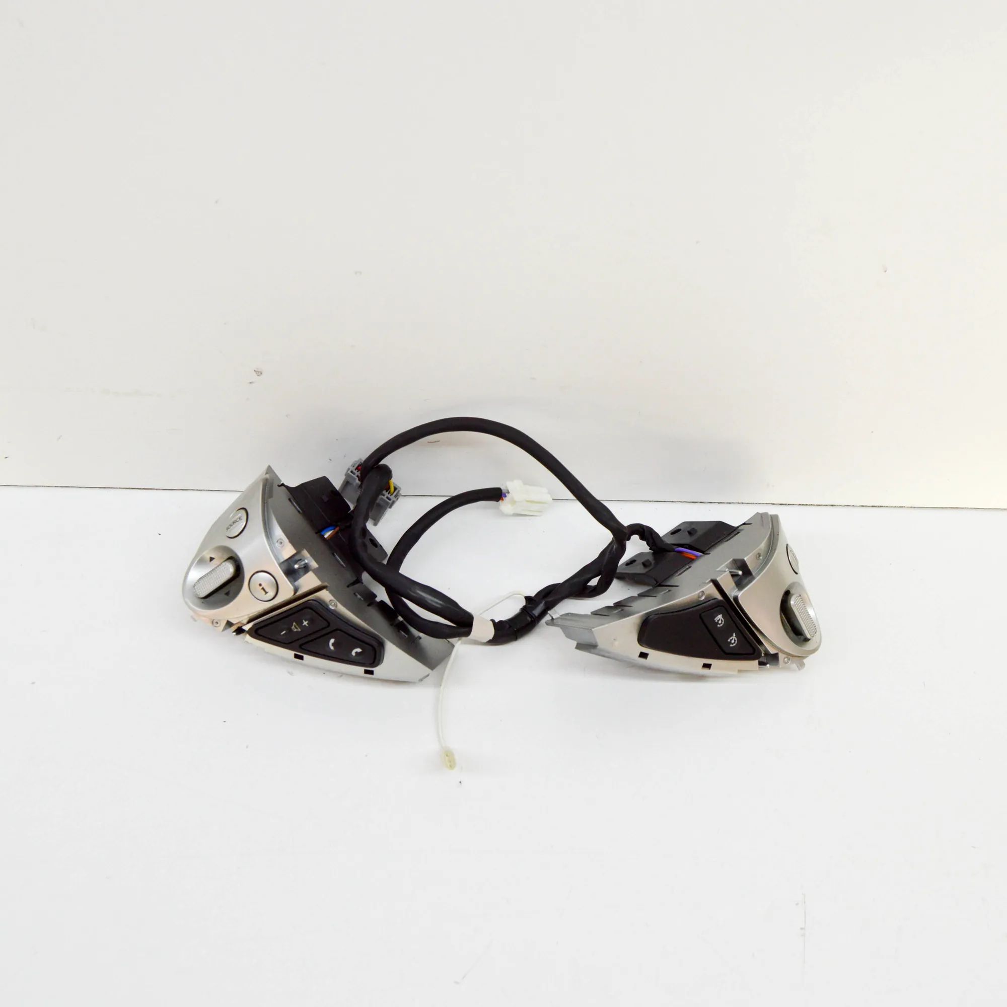 Nissan Juke Steering Wheel Button Switches Steering Wheel Button Switches — NISSAN JUKE (F...