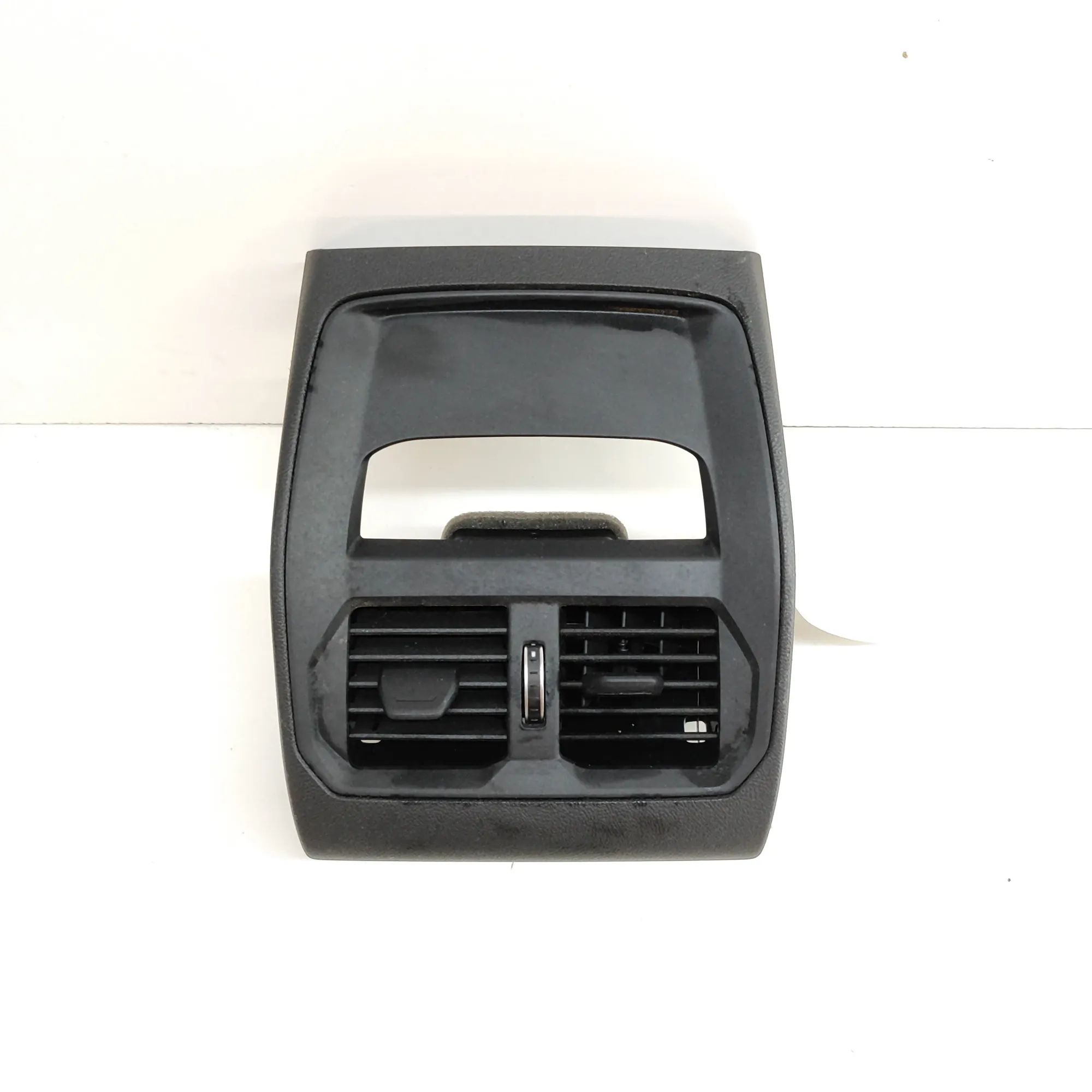 BMW i4 (G26) Centre console air vent Centre console air vent — BMW I4 (G26) (2022-.....