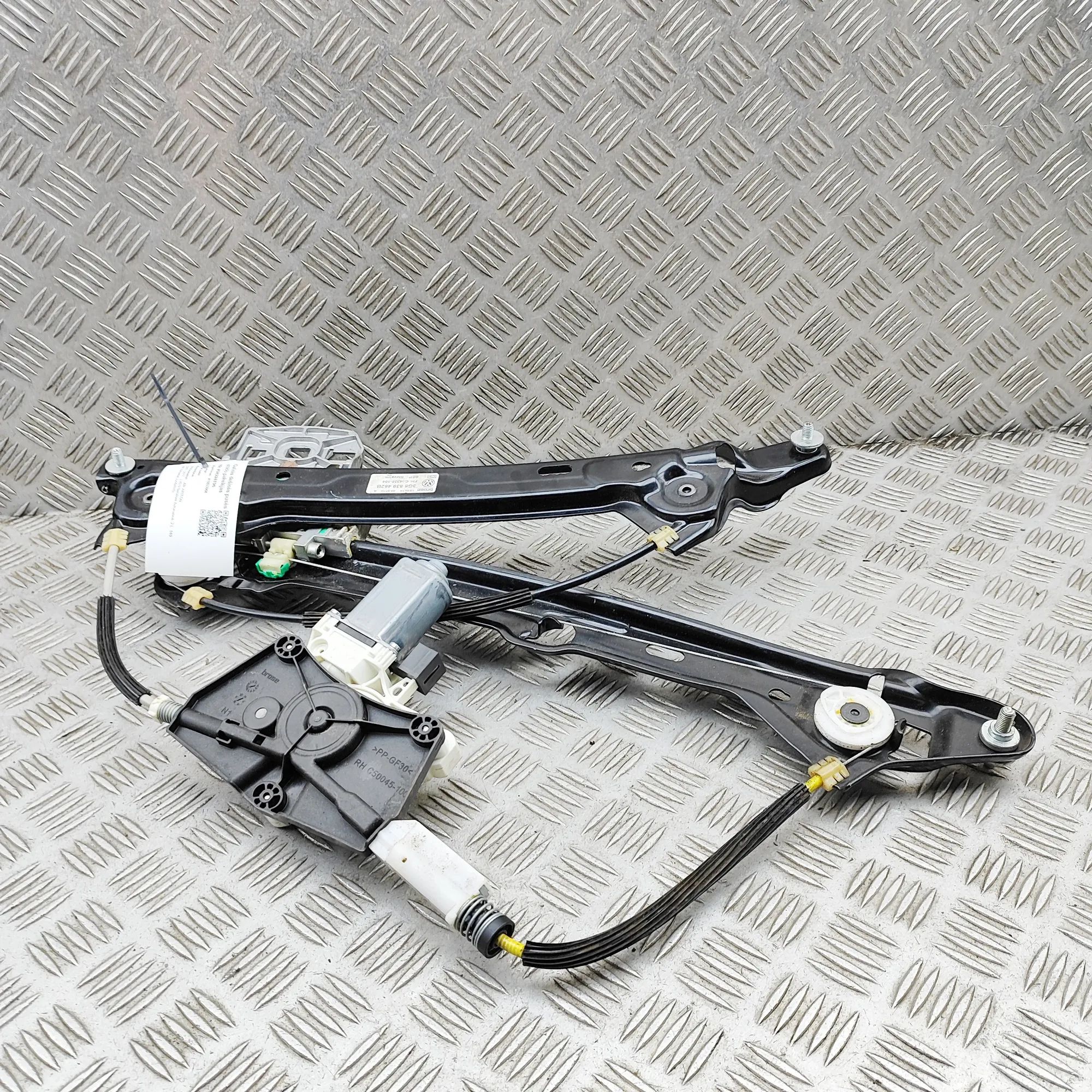 Volkswagen Arteon Window regulator — rear right Window regulator — rear right — VW ARTEON (3H7)...