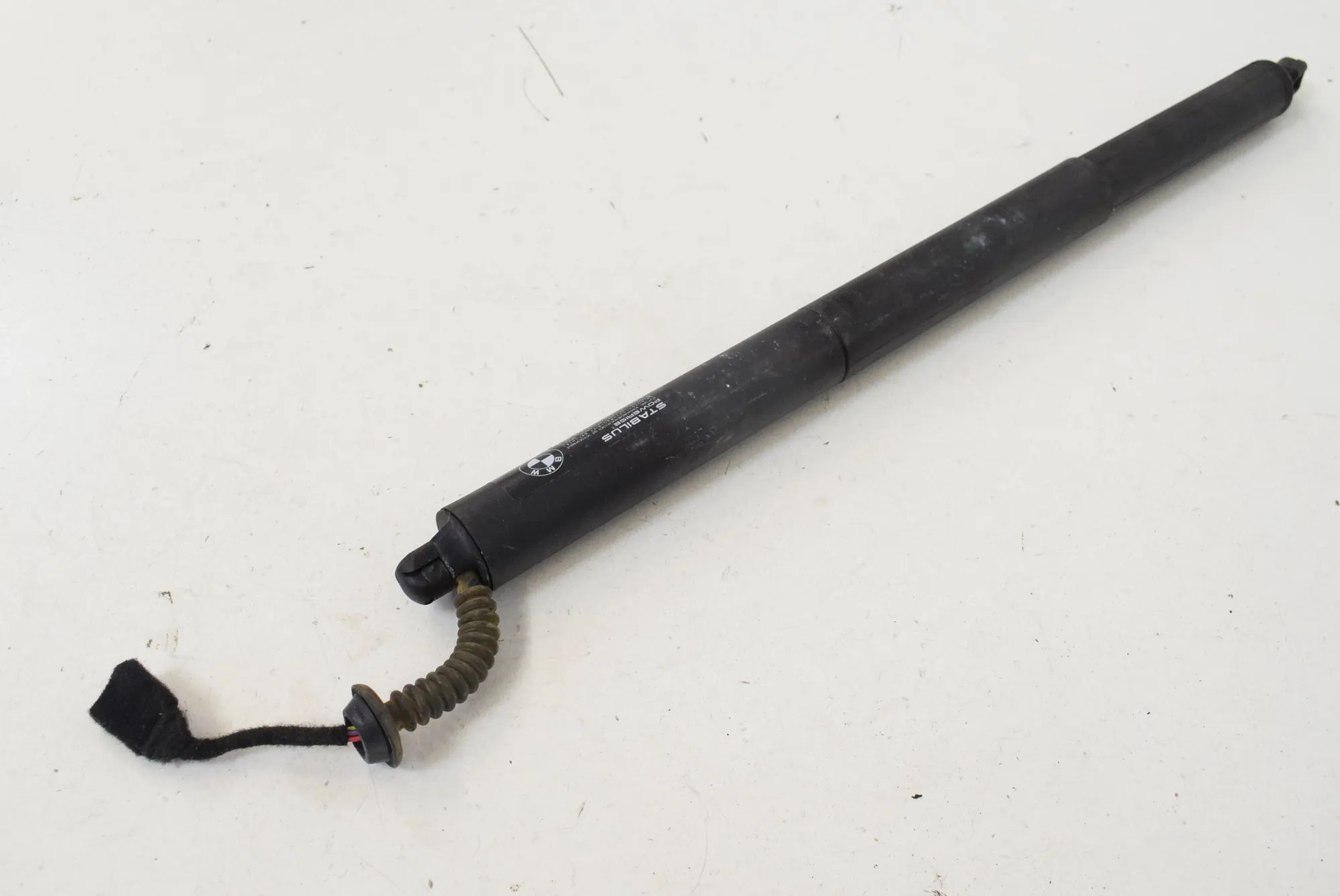 BMW 2 (F22 / F23) Right Side Tailgate Gas Strut Right Side Tailgate Gas Strut — BMW 2 SERIES (A...