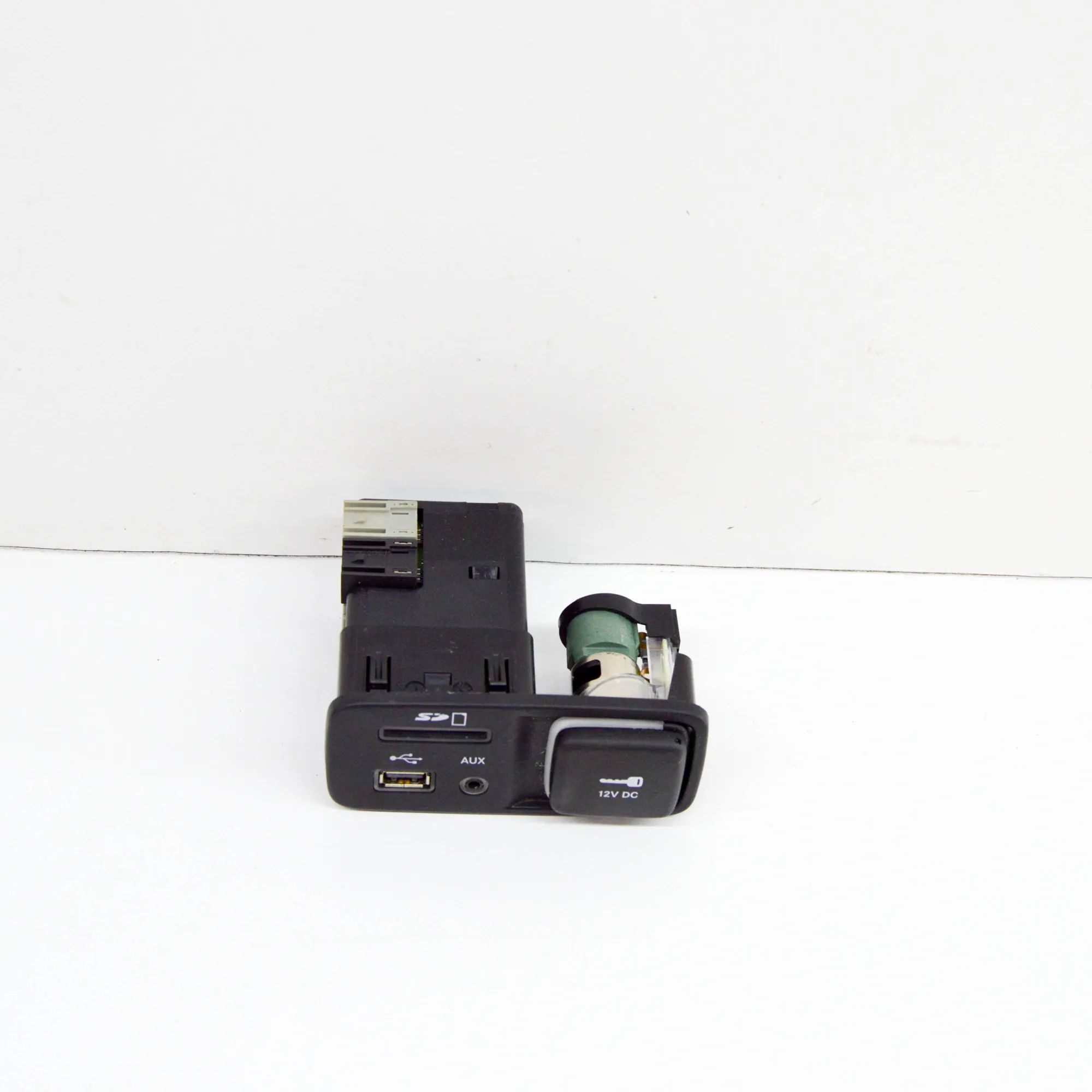 Jeep Cherokee (KL) USB/AUX input socket USB/AUX input socket — JEEP CHEROKEE (KL) (2013...