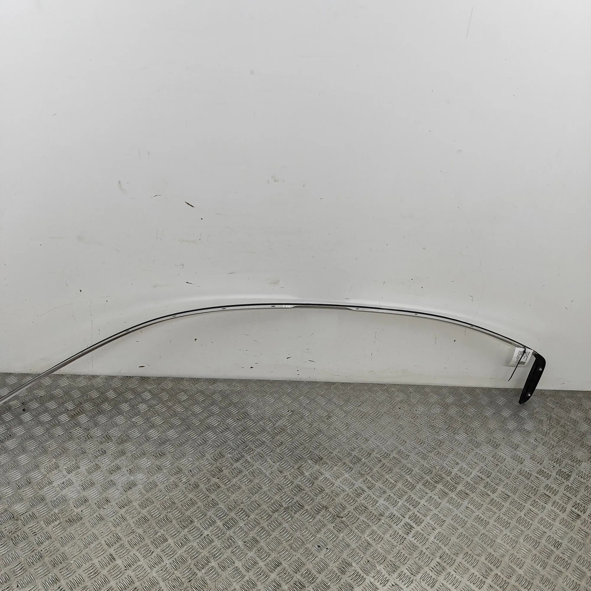 Maserati Ghibli Right Side Roof Strip Trim Right Side Roof Strip Trim — MASERATI GHIBLI (M...