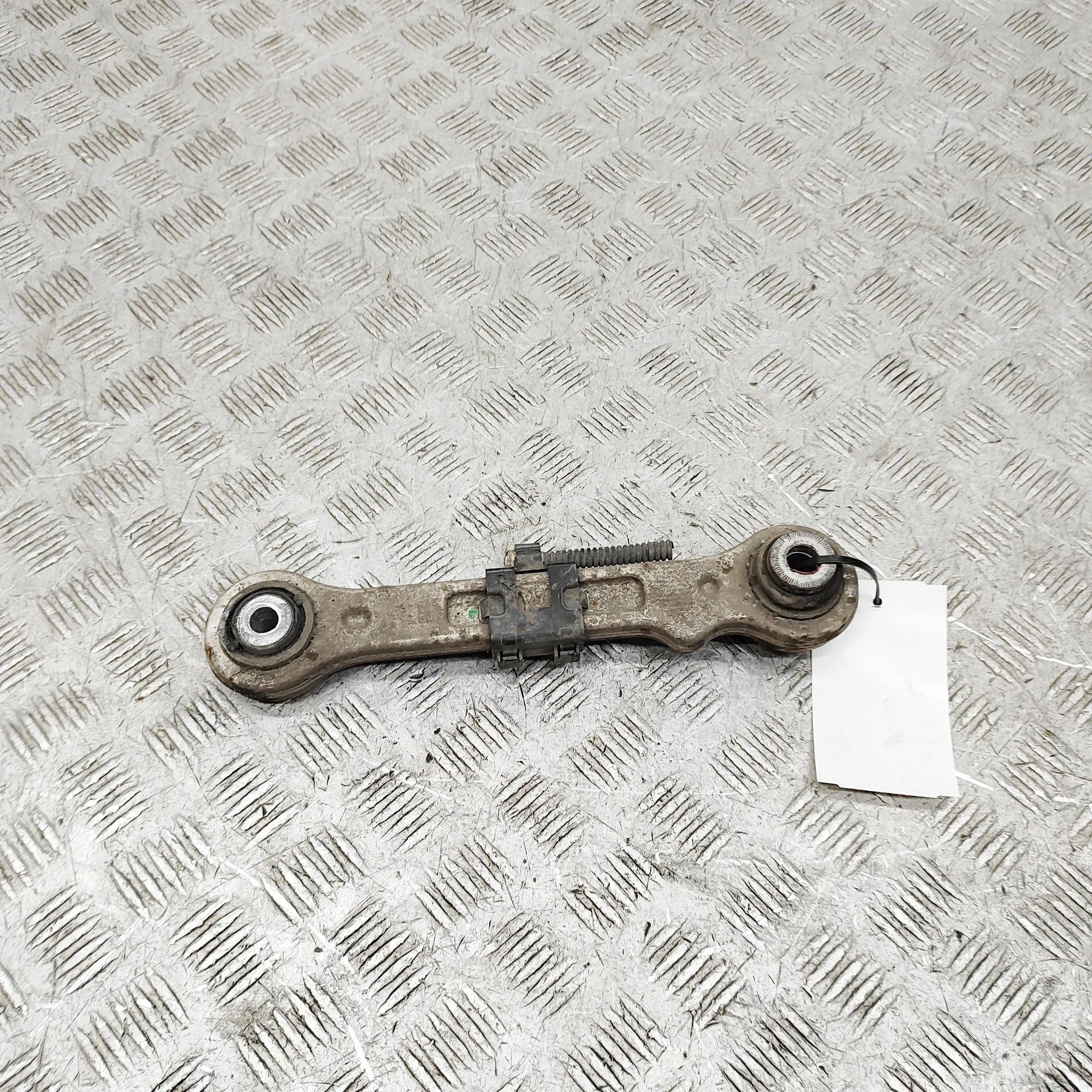 Maserati Levante Control arm — rear right Control arm — rear right — MASERATI LEVANTE (SU...