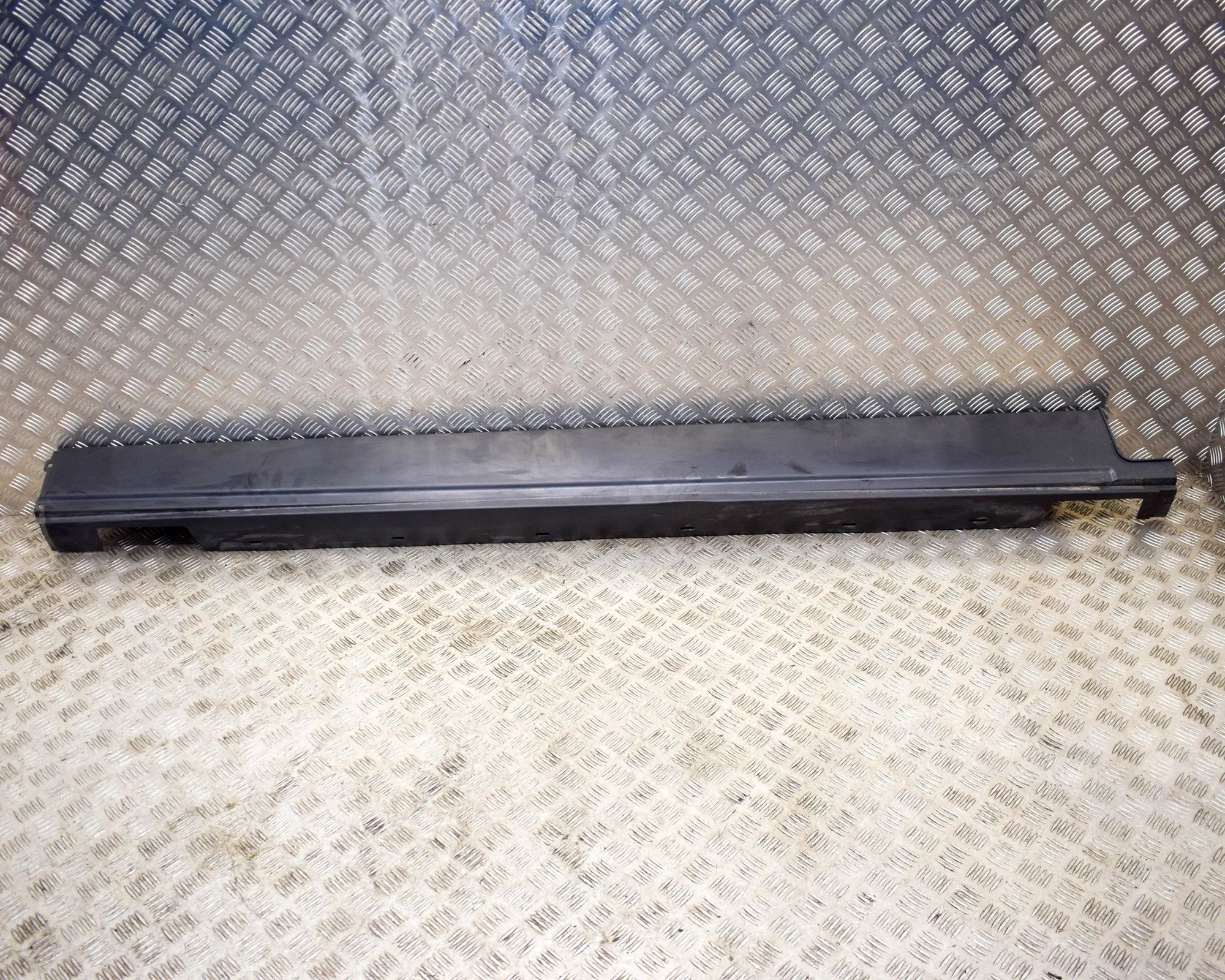 Land Rover Discovery Right Side Plastic Sideskirt Cover