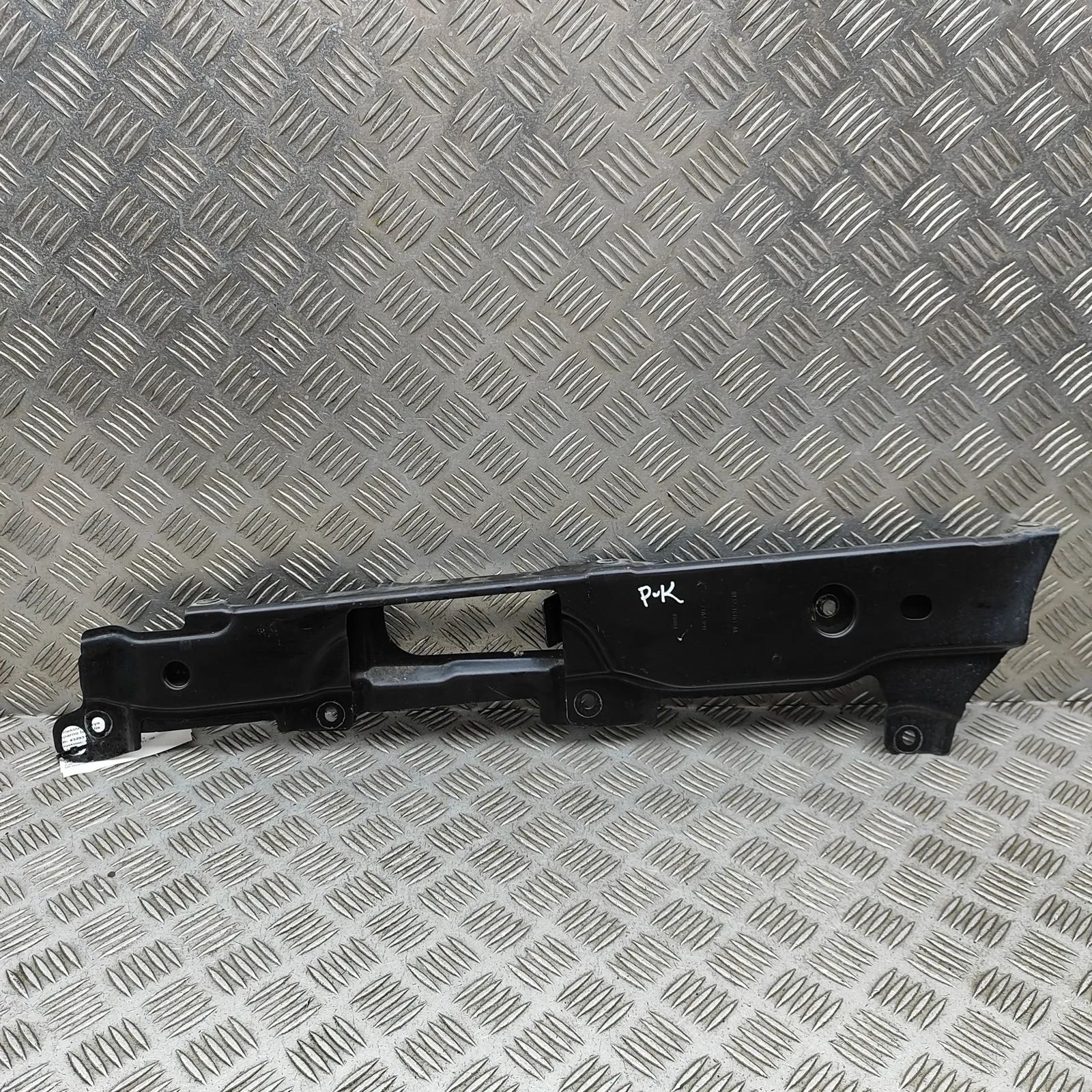 Land Rover Discovery Fender bracket — front left