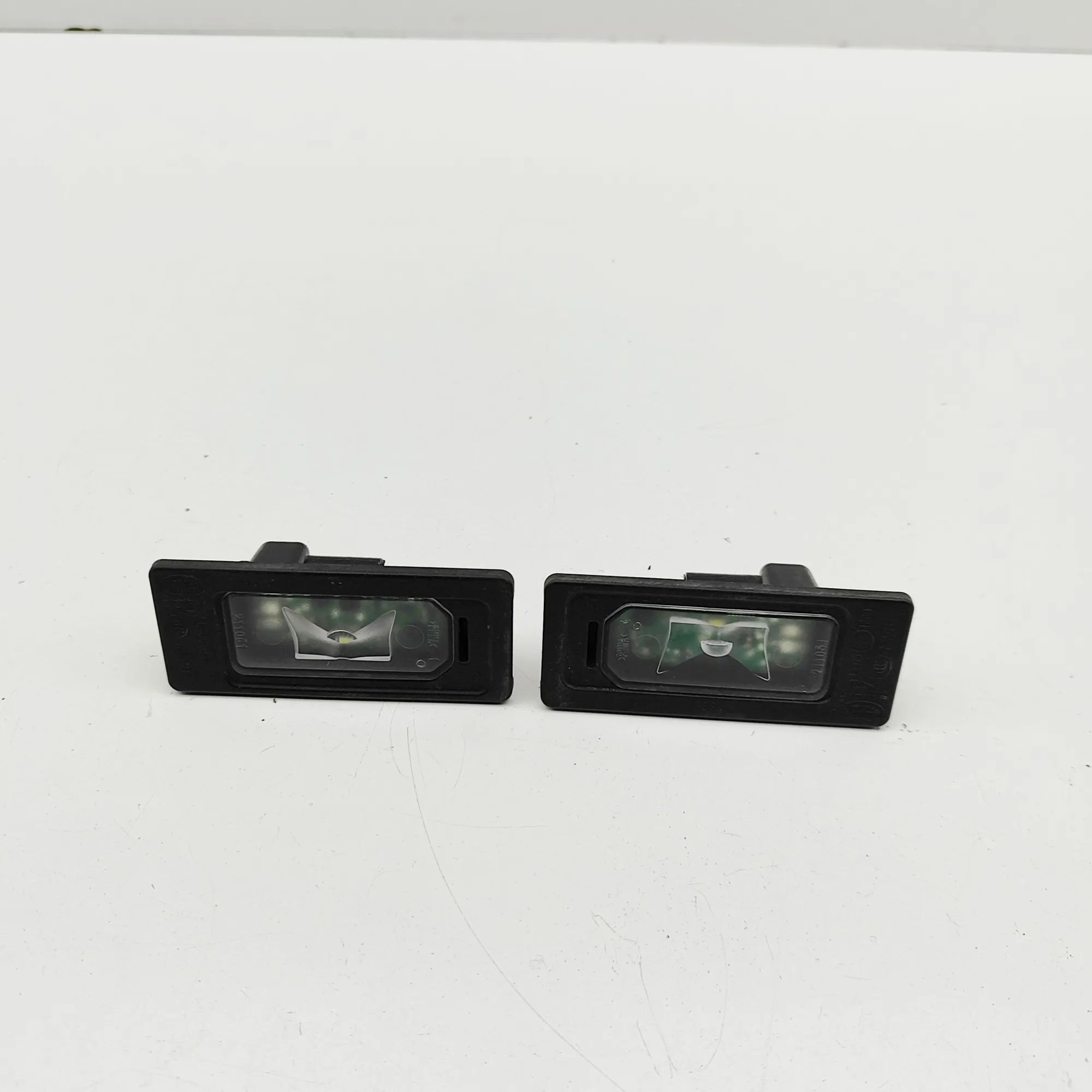 Land Rover Discovery License plate lights