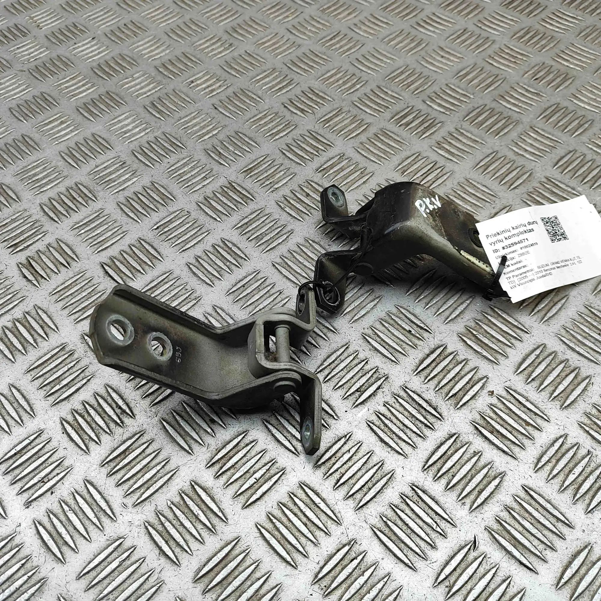 Suzuki Grand Vitara Door hinge set — front left Door hinge set — front left — SUZUKI GRAND (VIT...
