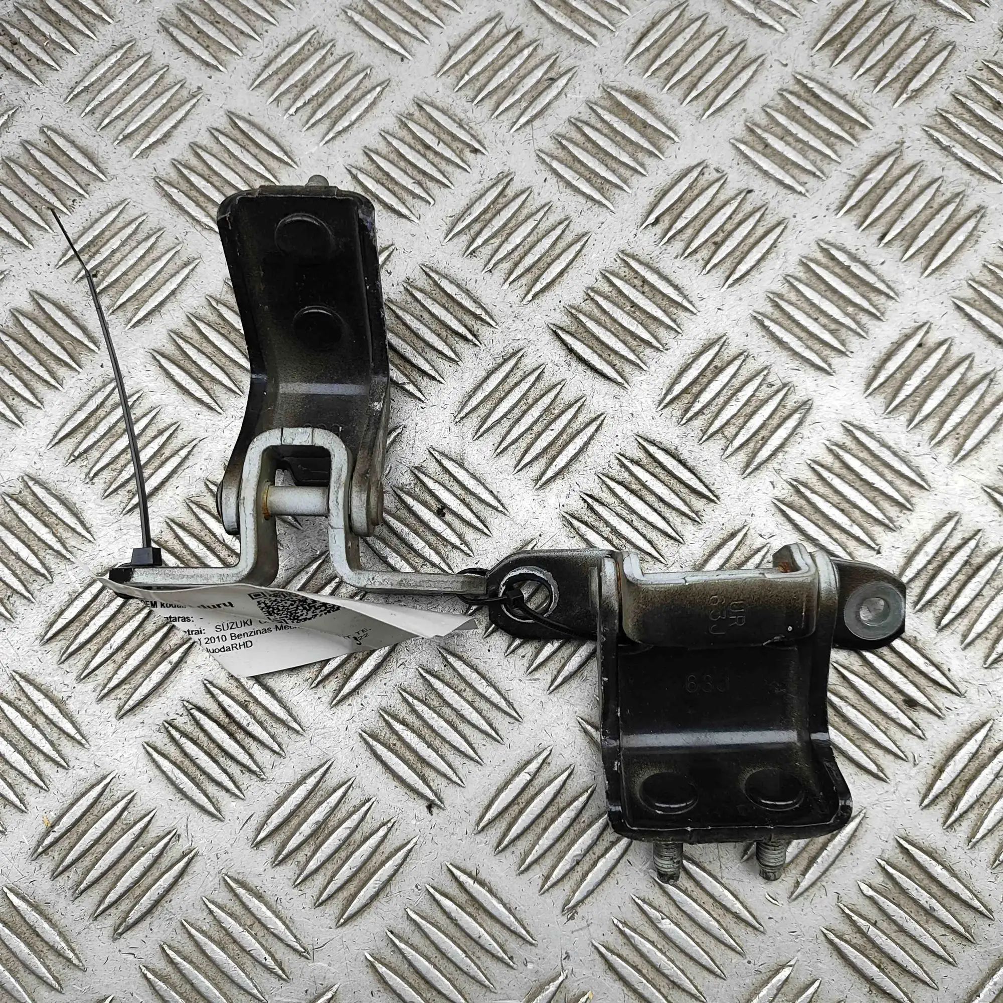 Suzuki Grand Vitara Door hinge set — rear right Door hinge set — rear right — SUZUKI GRAND (VIT...