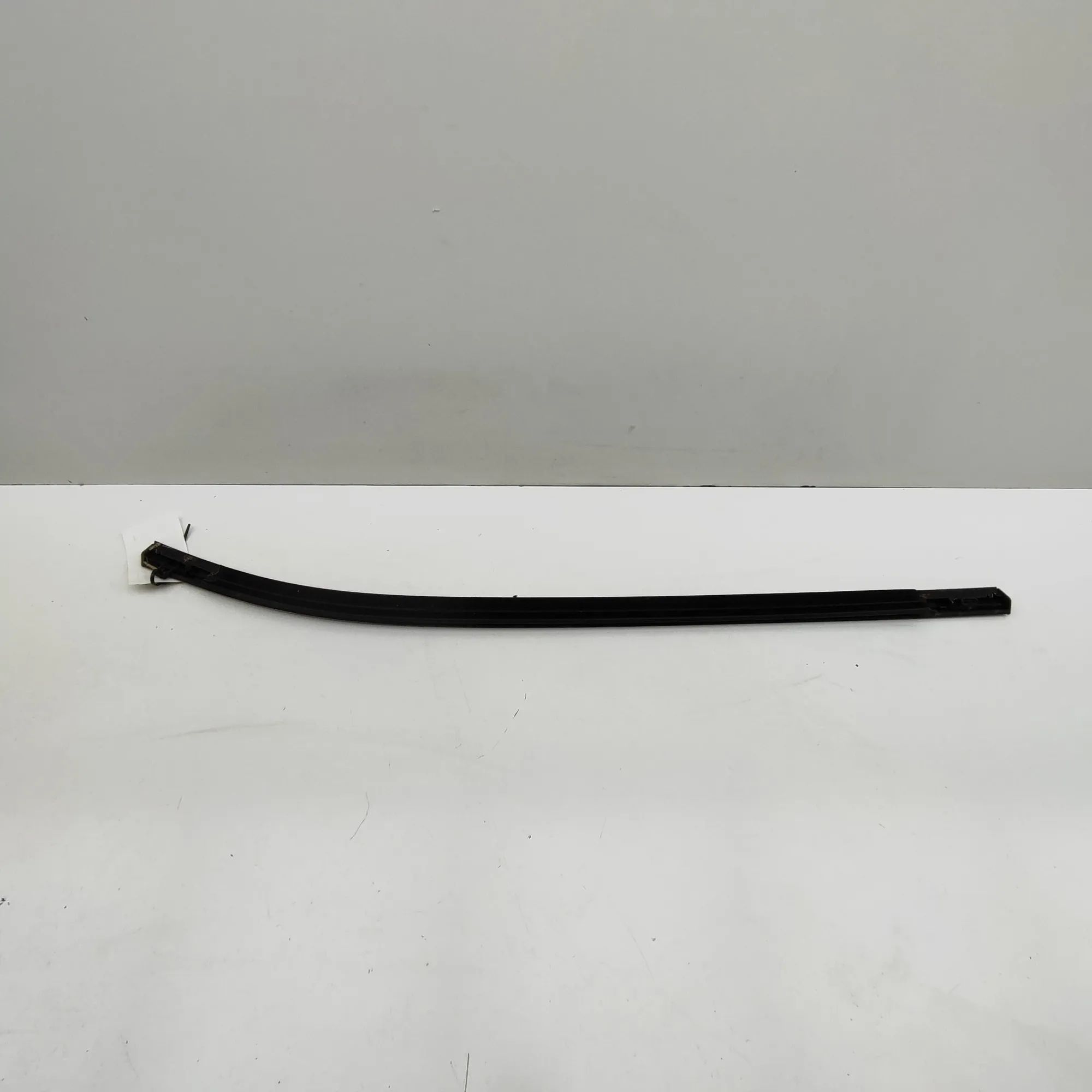 Ford Fiesta Door window strip — rear left Door window strip — rear left — FORD FIESTA (VI...