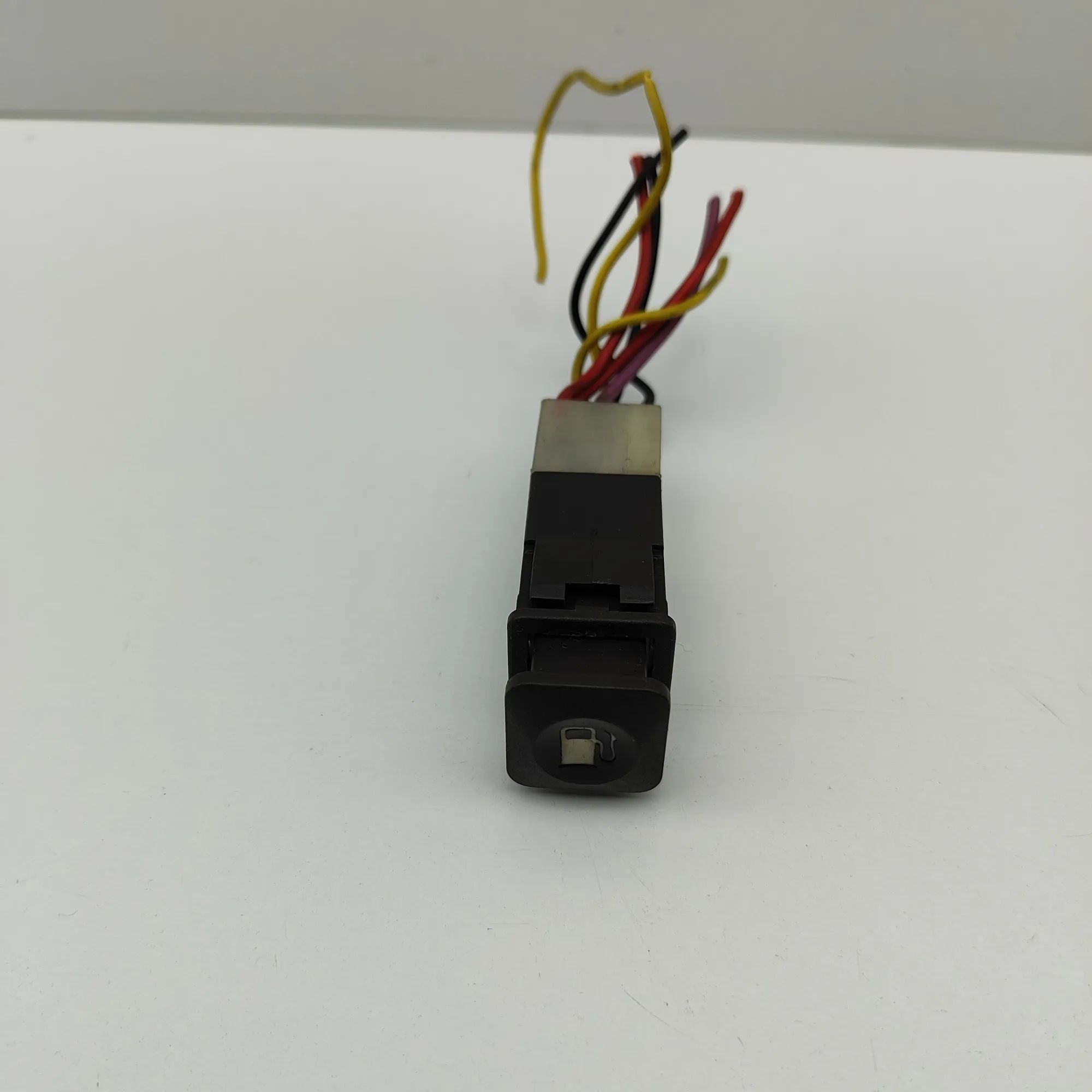 Maserati Biturbo (2, 4, Spyder, Karif) Fuel filler flap release switch Fuel filler flap release switch — MASERATI 425 ...