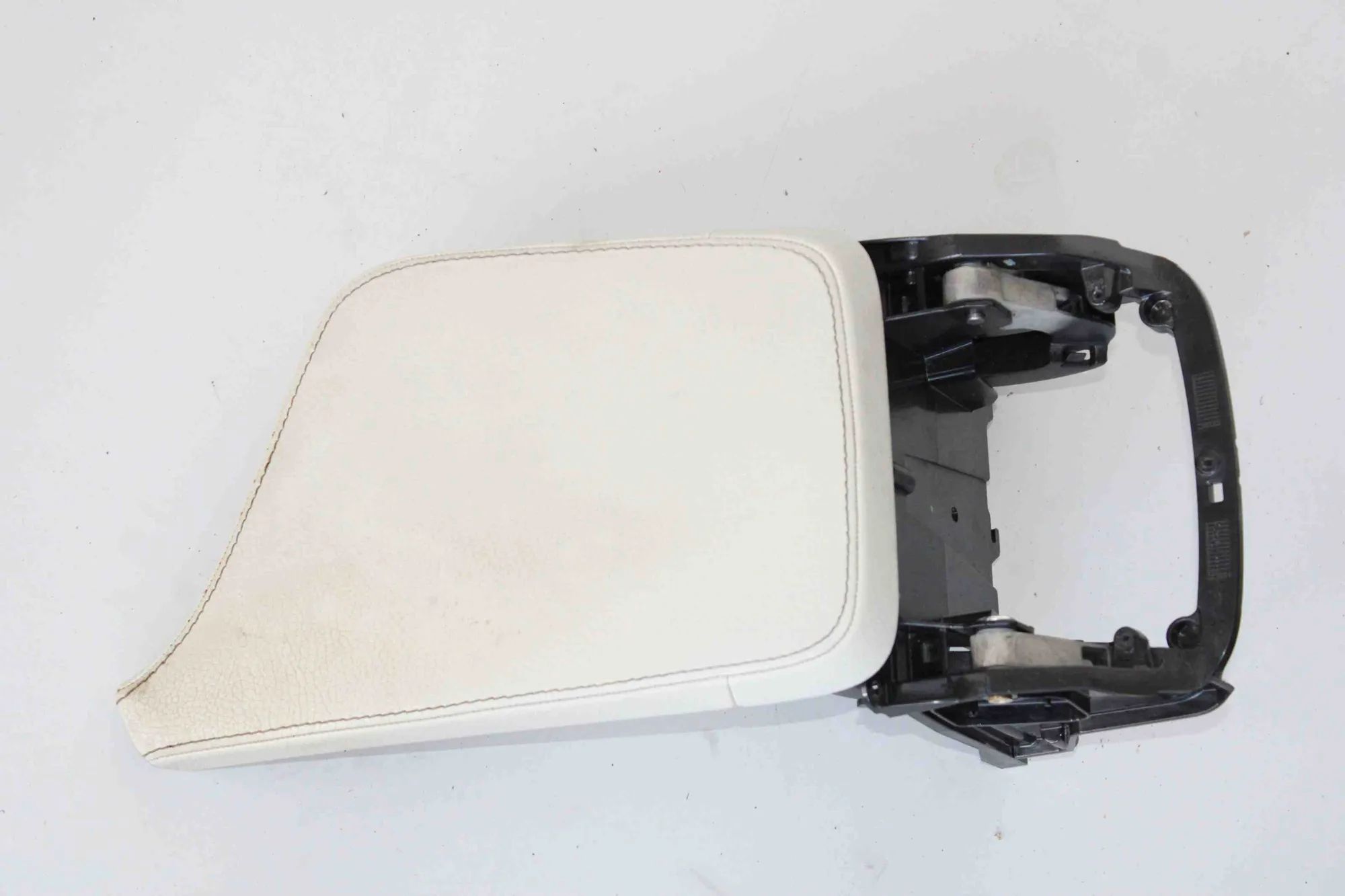 Volvo XC90 Armrest