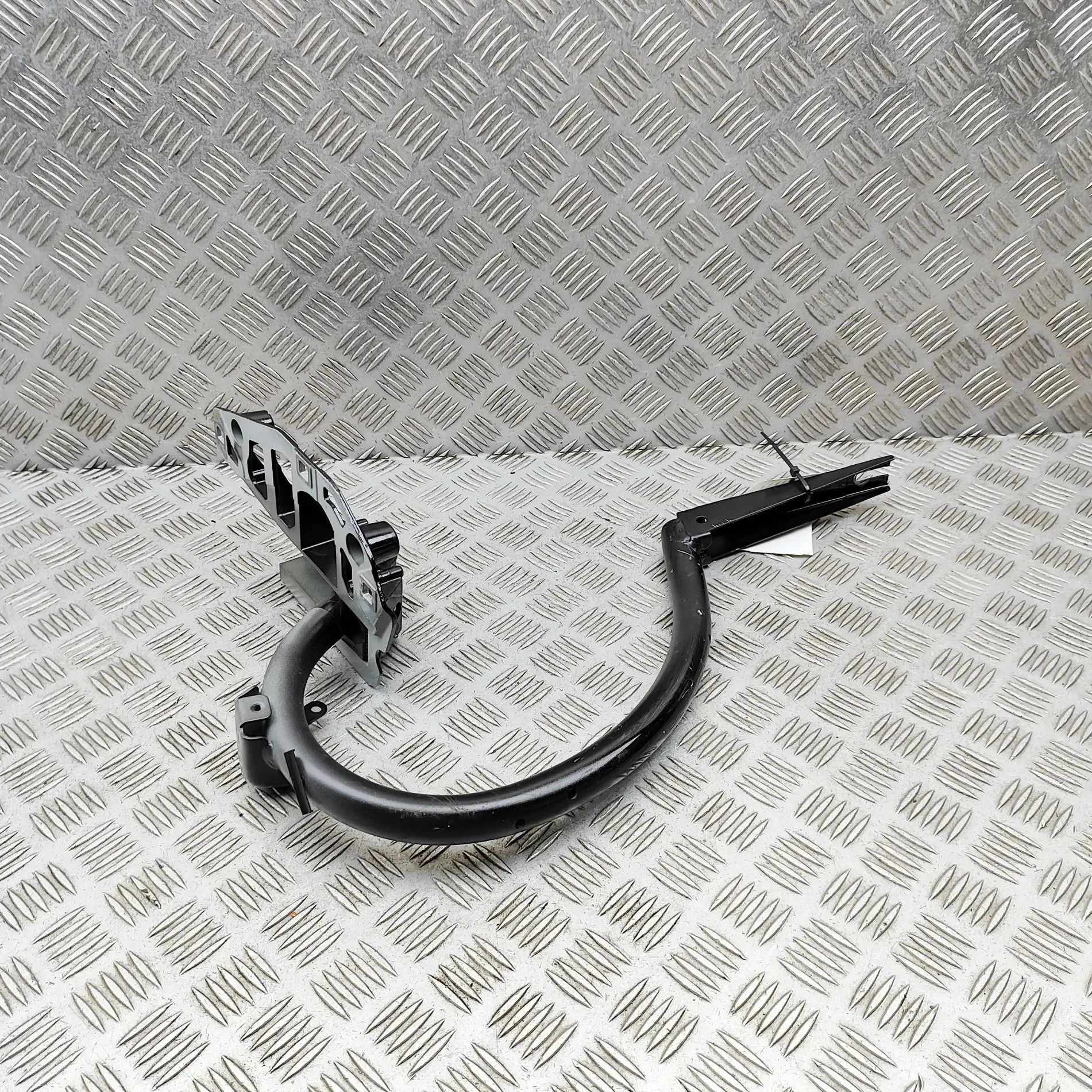 Mercedes-Benz A (W176) Right Side Bootlid Hinge Right Side Bootlid Hinge — MERCEDES BENZ C-CLAS...
