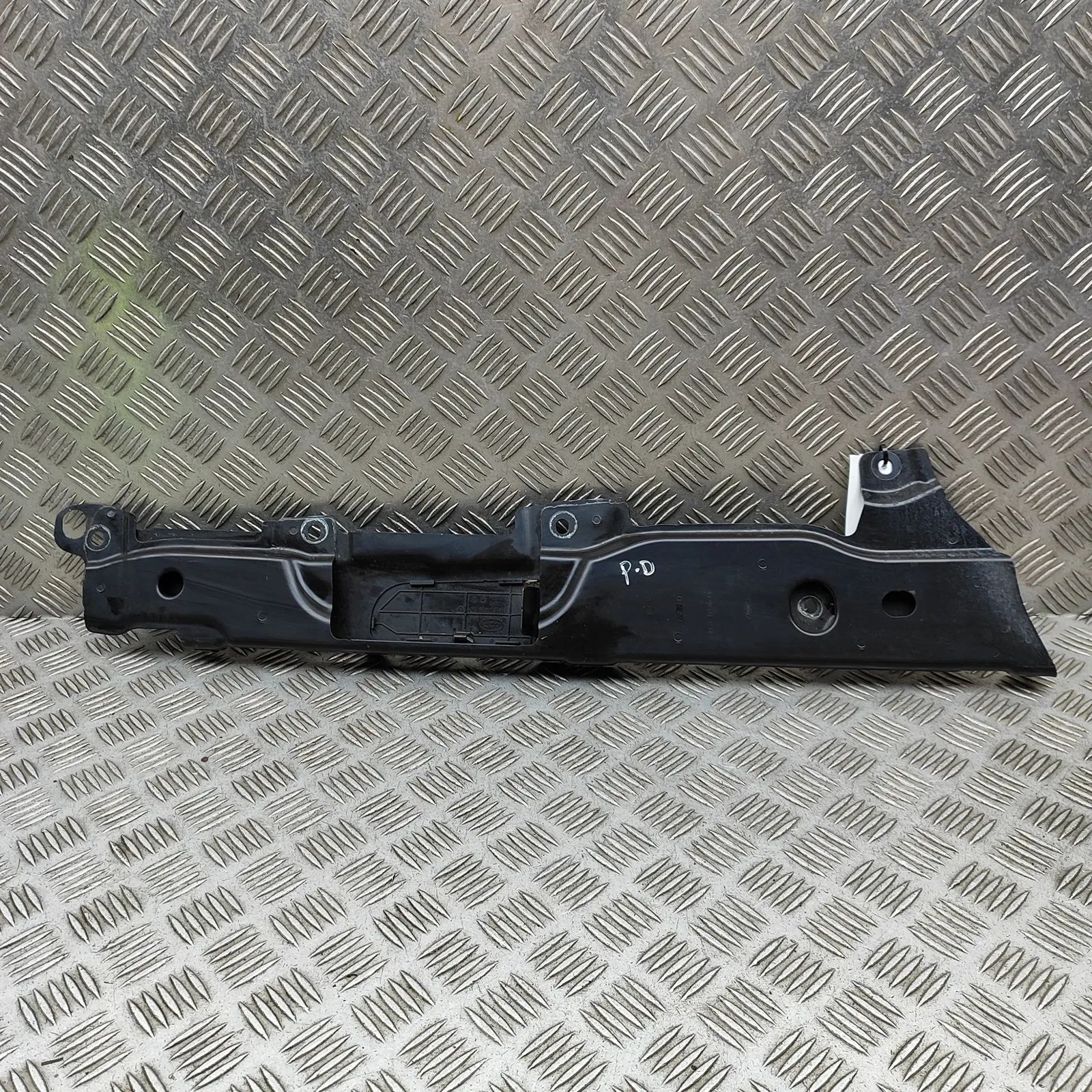 Land Rover Discovery Fender bracket — front right