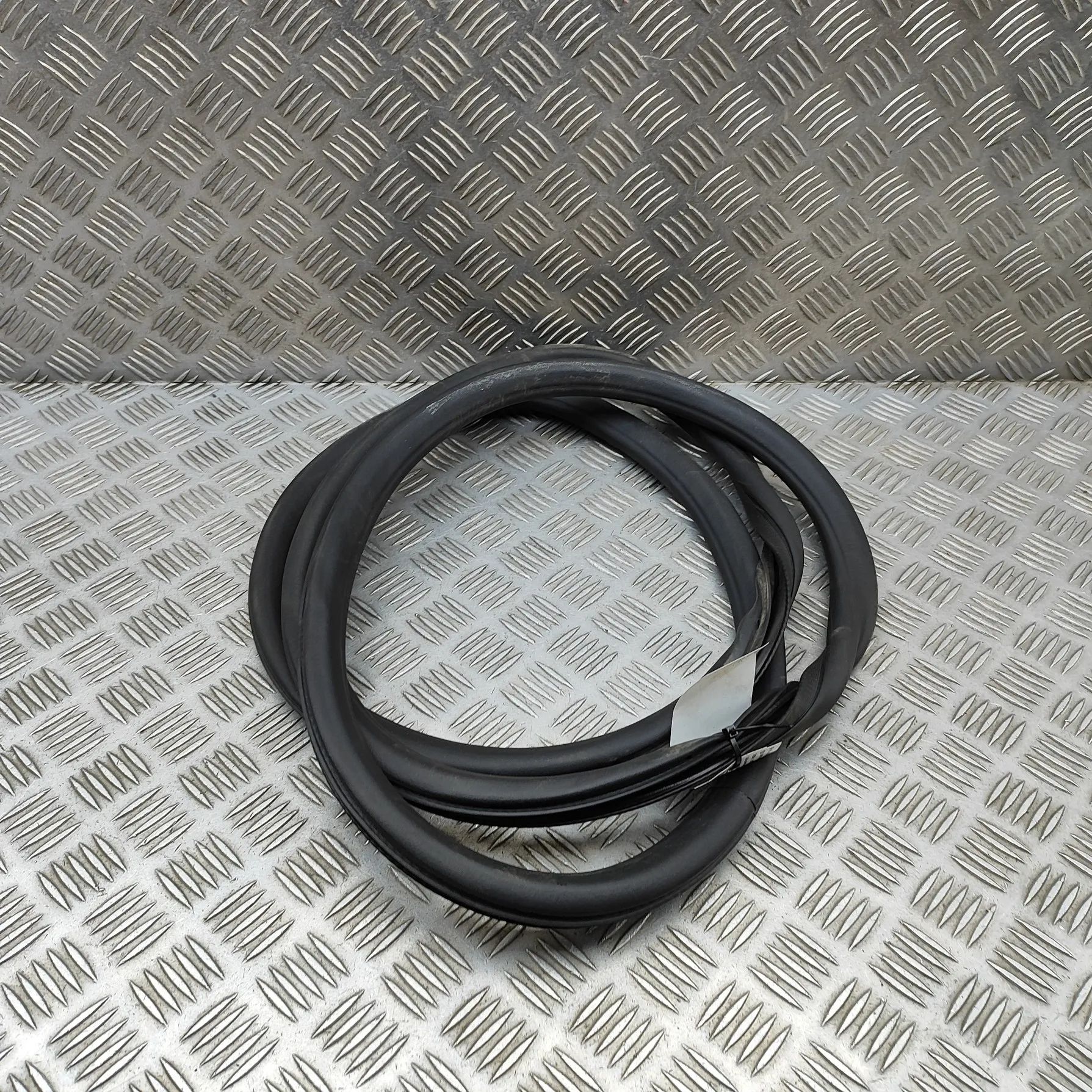 Chevrolet Malibu Door rubber seal — front right Door rubber seal — front right — CHEVROLET MALI...