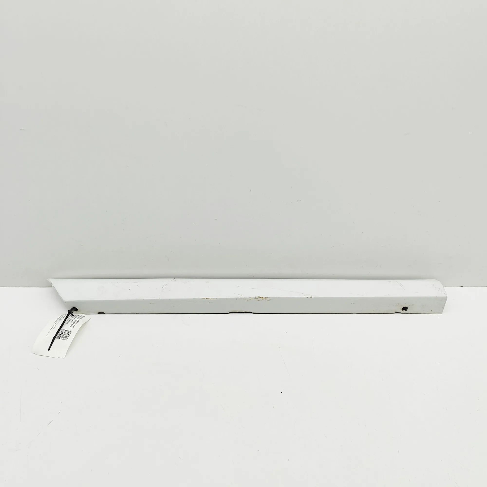 Volvo V70 Lower door moulding — rear — right Lower door moulding — rear — right — VOLVO V70 ...