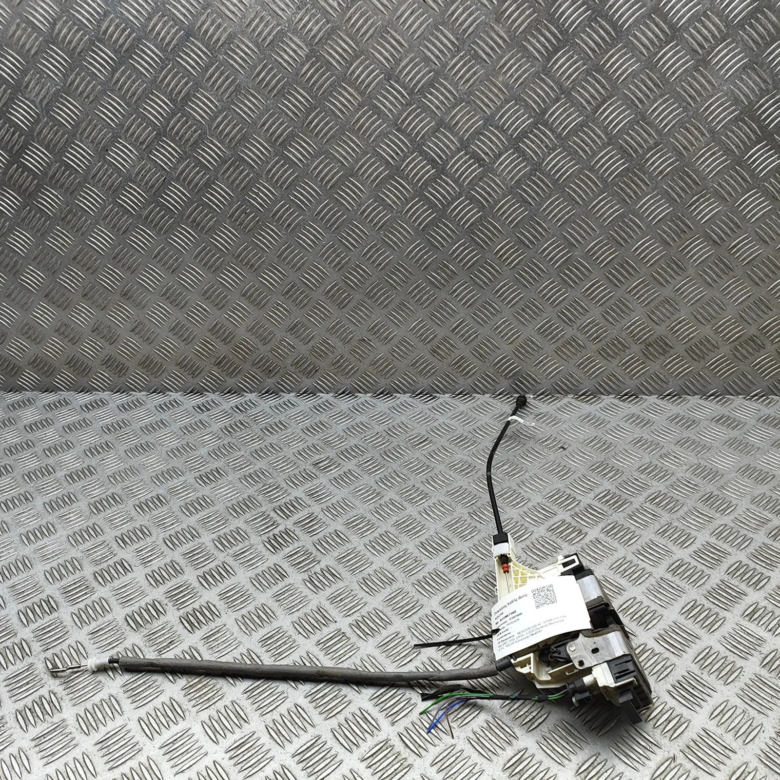 Mercedes-Benz Sprinter (W907 / W910)  Door lock — front left
