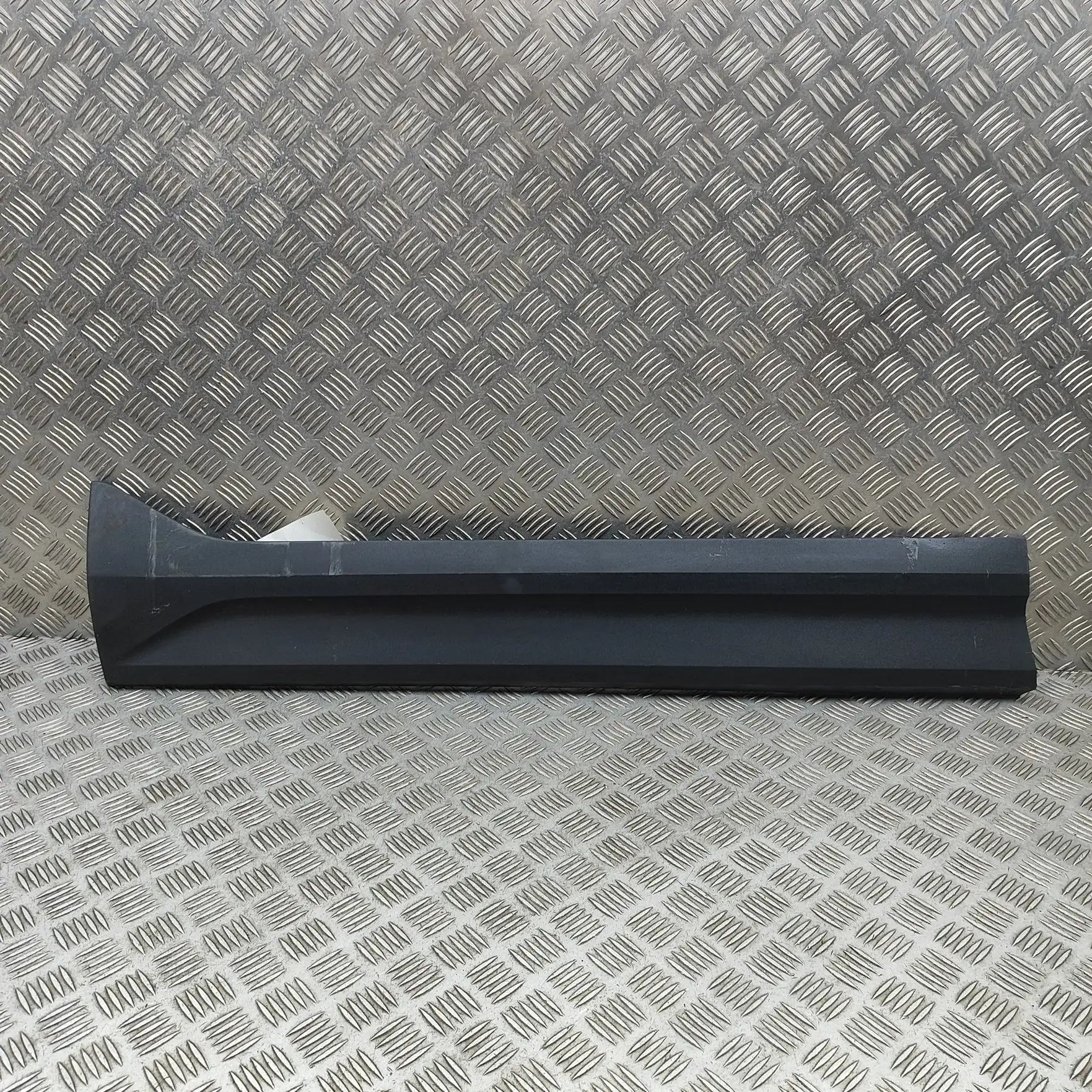 Volvo XC40 / EX40 Front Left Door Lower Molding Front Left Door Lower Molding — VOLVO XC40 (536...