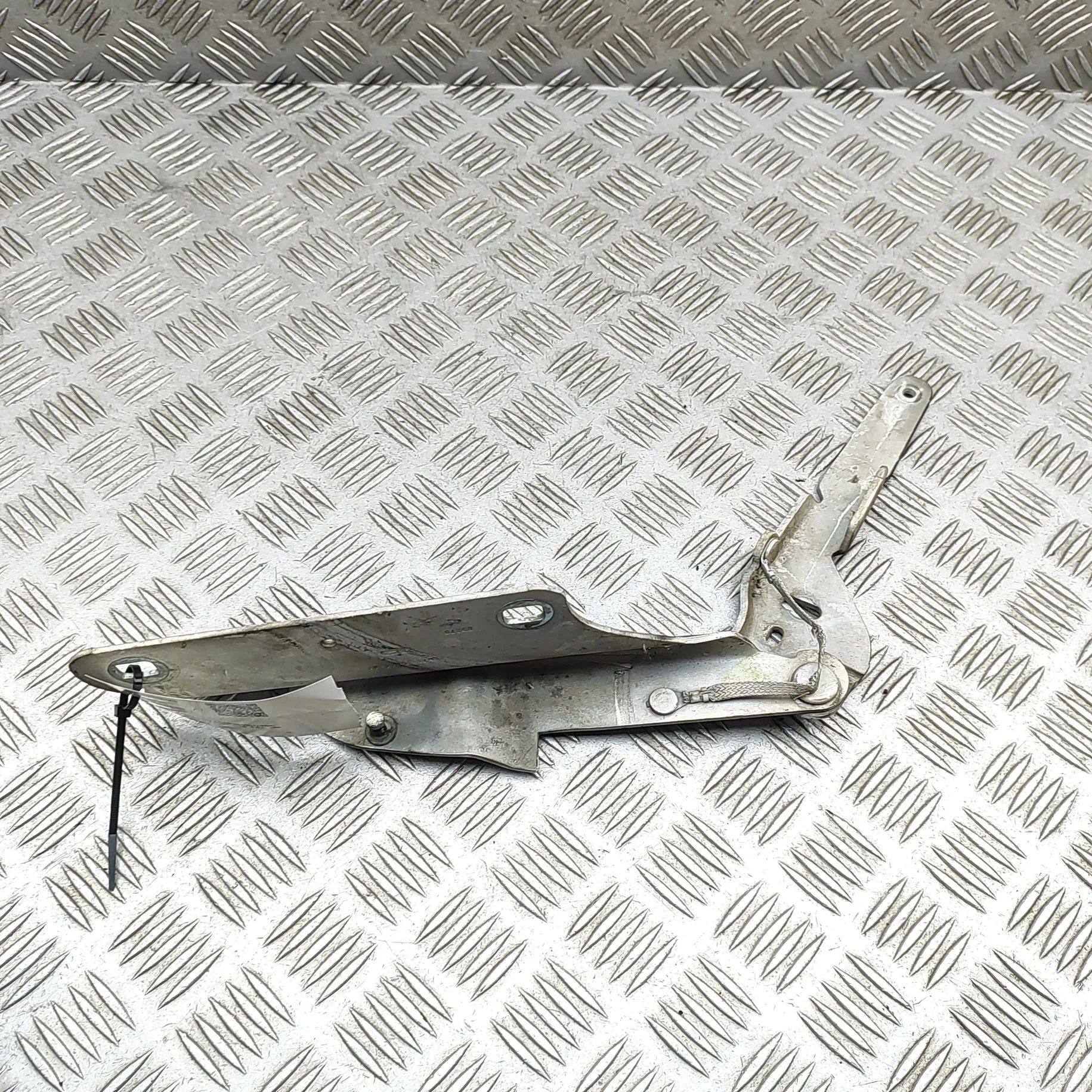 Bonnet hinge — front right Brand/Model: FORD USA CROWN
Year: 2011
Engine: ...
