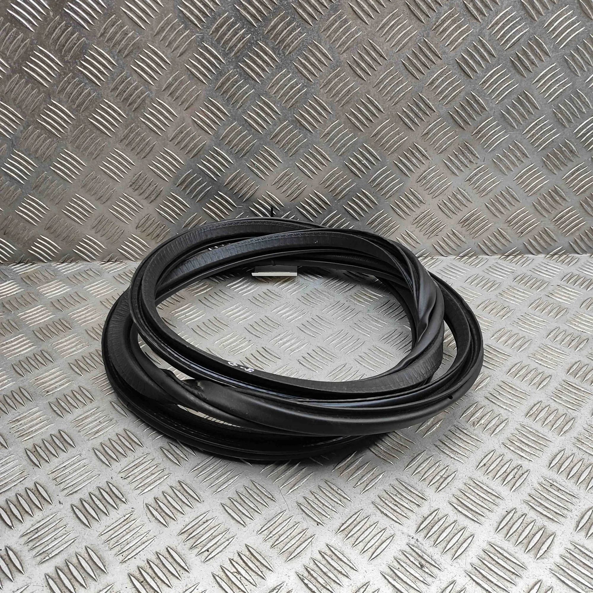 Volvo V60 Door rubber seal — rear right Door rubber seal — rear right — VOLVO V60 (II 2...