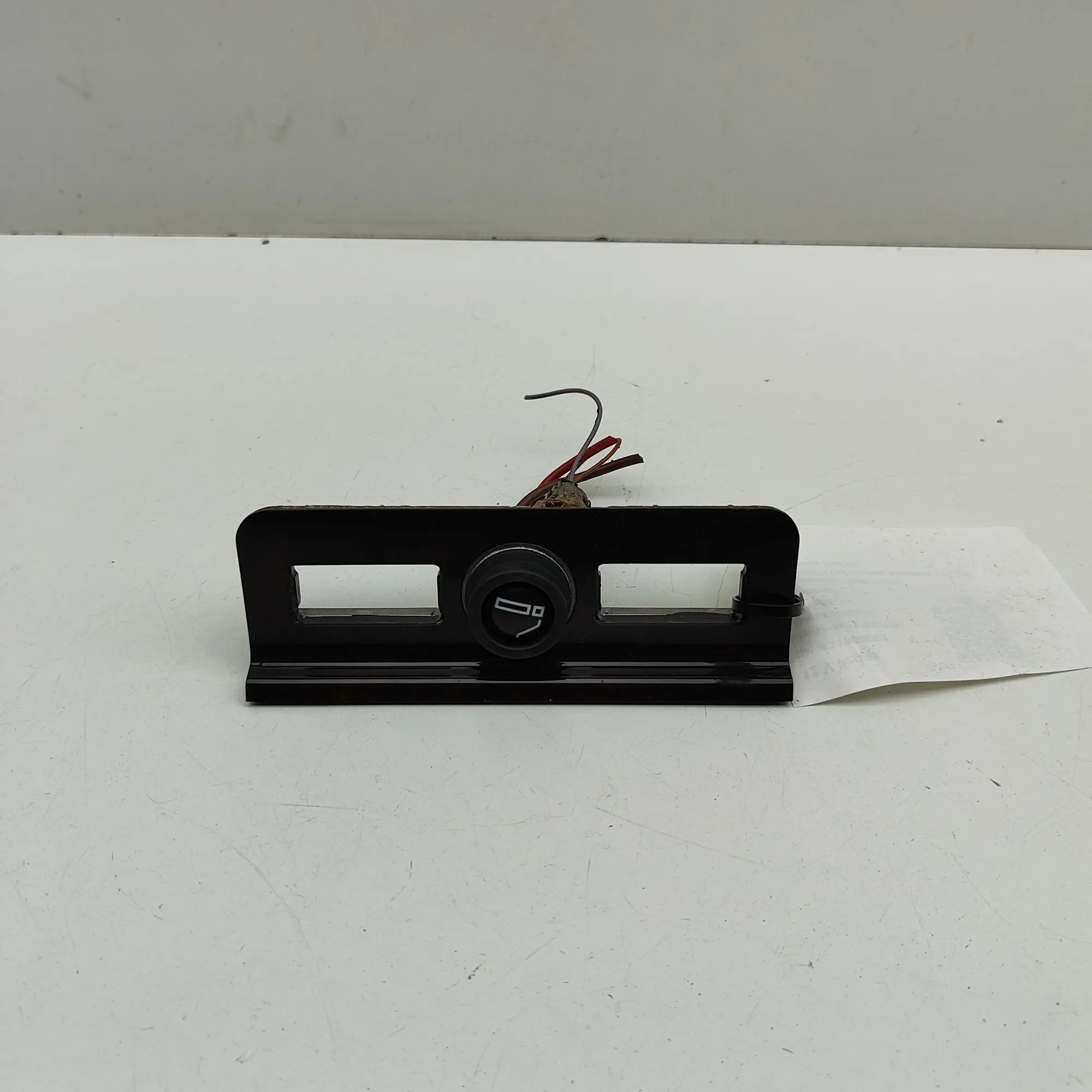 BMW 7 (E38) 12 V socket 12 V socket — BMW 7 (E38) (1994-2001) — 8247815...