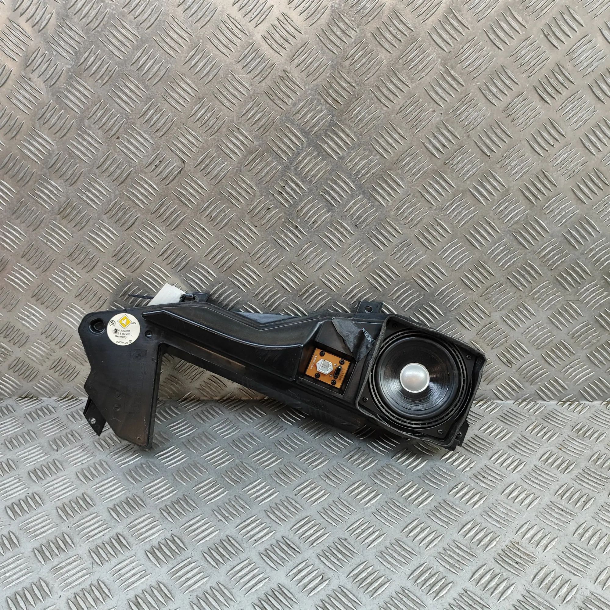 BMW 7 (E38) Rear Left Door Speaker Rear Left Door Speaker — BMW 7 (E38) (1994-2001...
