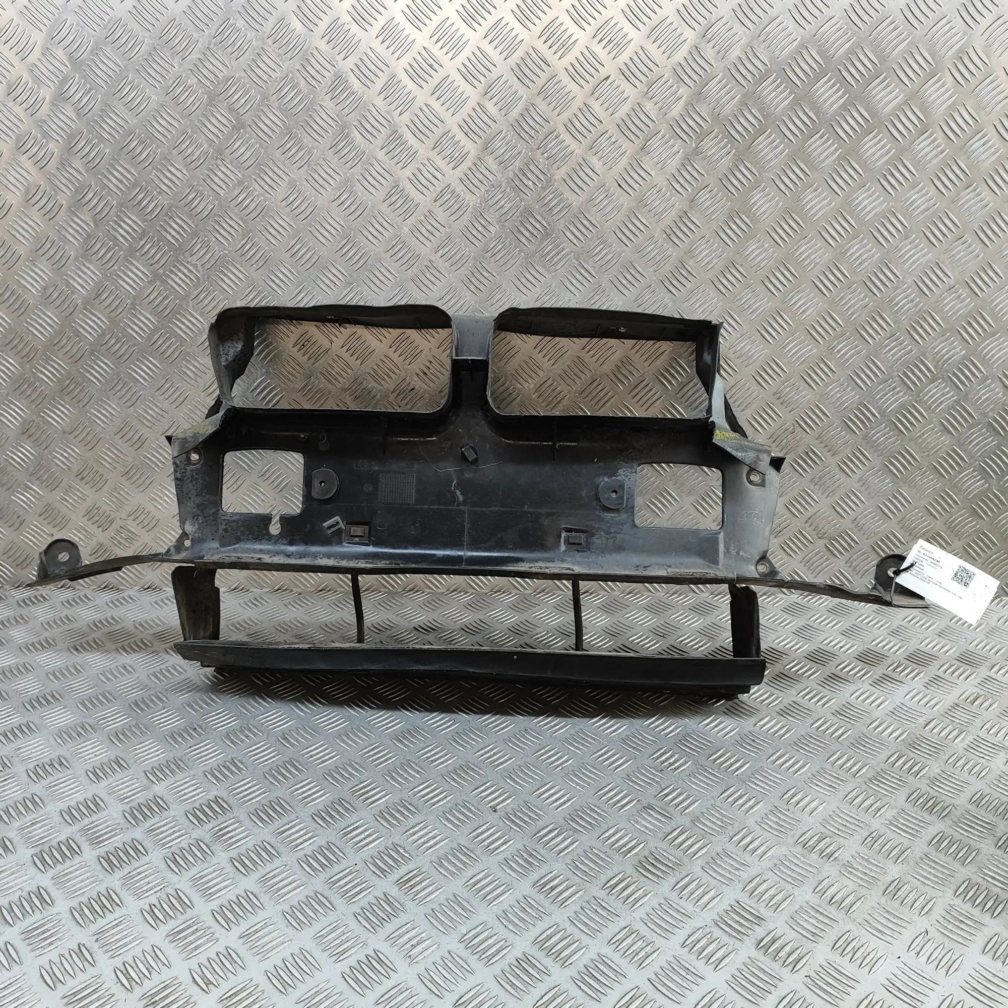 BMW 7 (E38) Radiator Air Intake Channel Radiator Air Intake Channel — BMW 7 (E38) (1994...