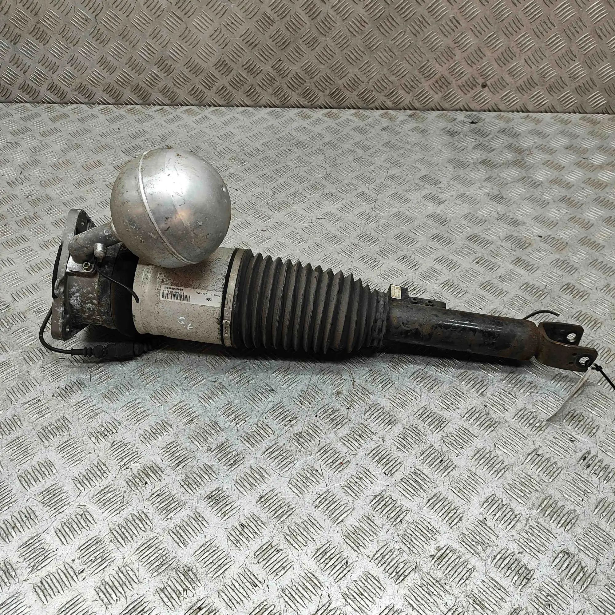 Volkswagen Phaeton Rear Left Air Shock Absorber Rear Left Air Shock Absorber — VW PHAETON (3D_)...