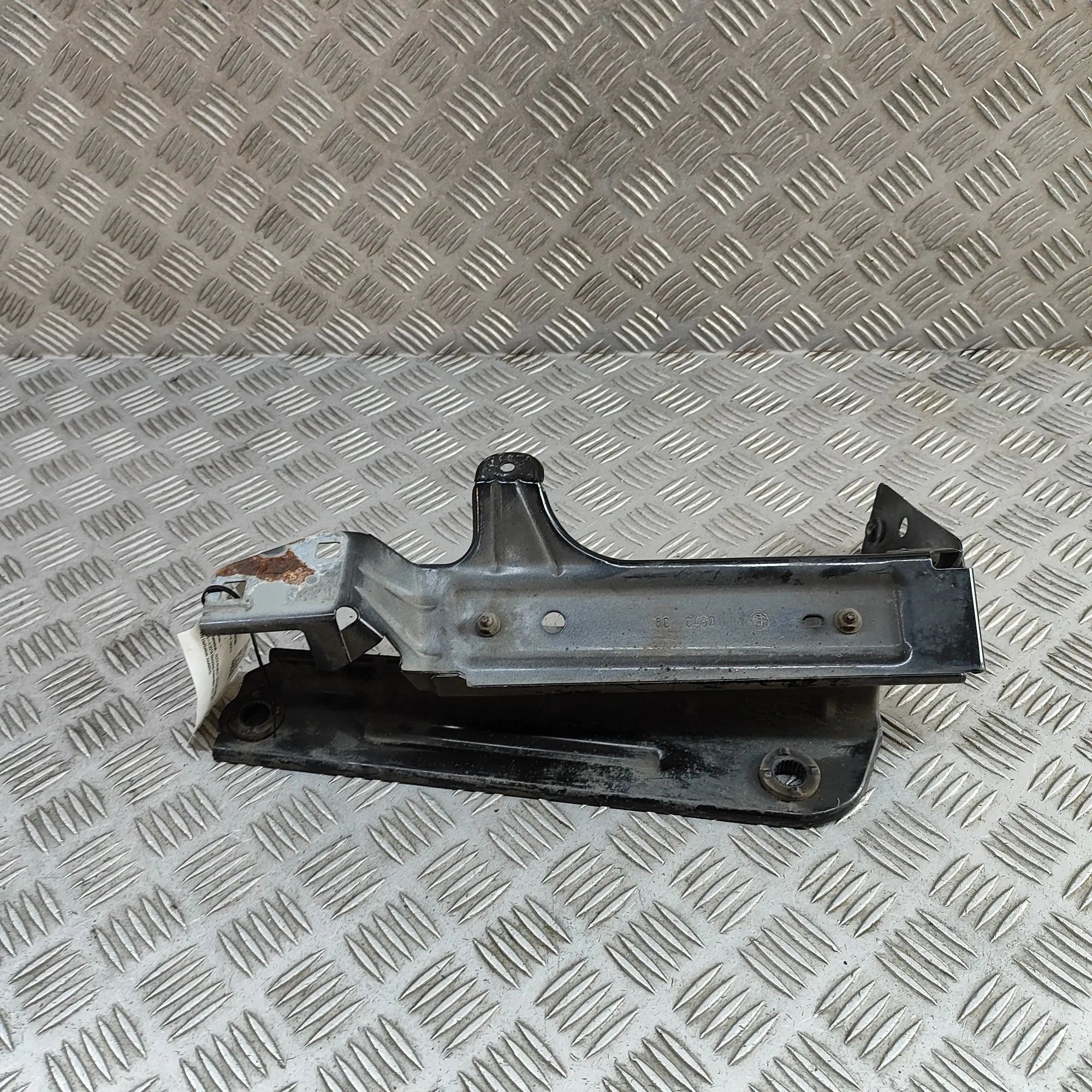 Alfa-Romeo Stelvio Fender bracket — front right Fender bracket — front right — ALFA ROMEO STELV...