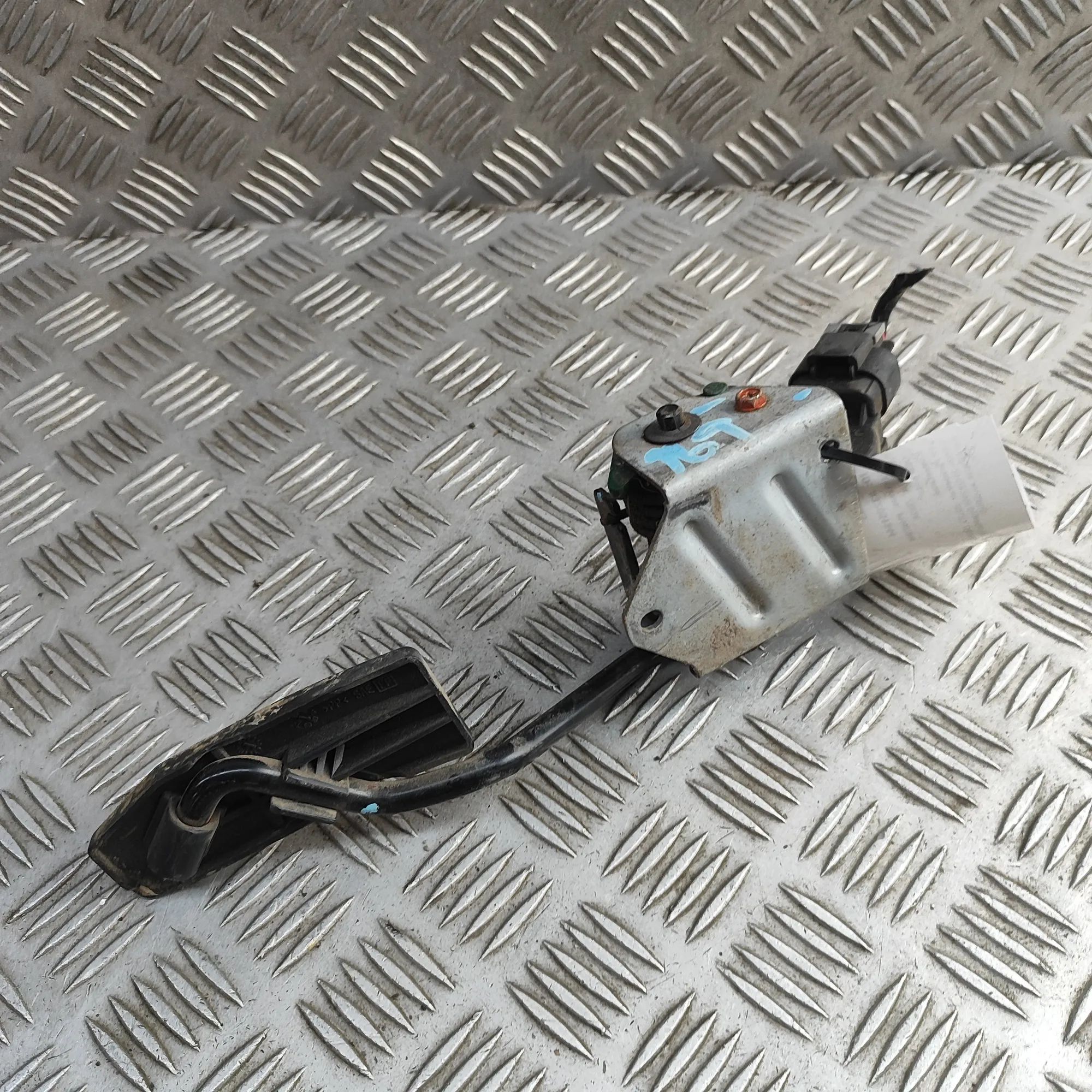 Isuzu D-Max Throttle Pedal Throttle Pedal — ISUZU D-MAX (I TFR, TFS) (2002...