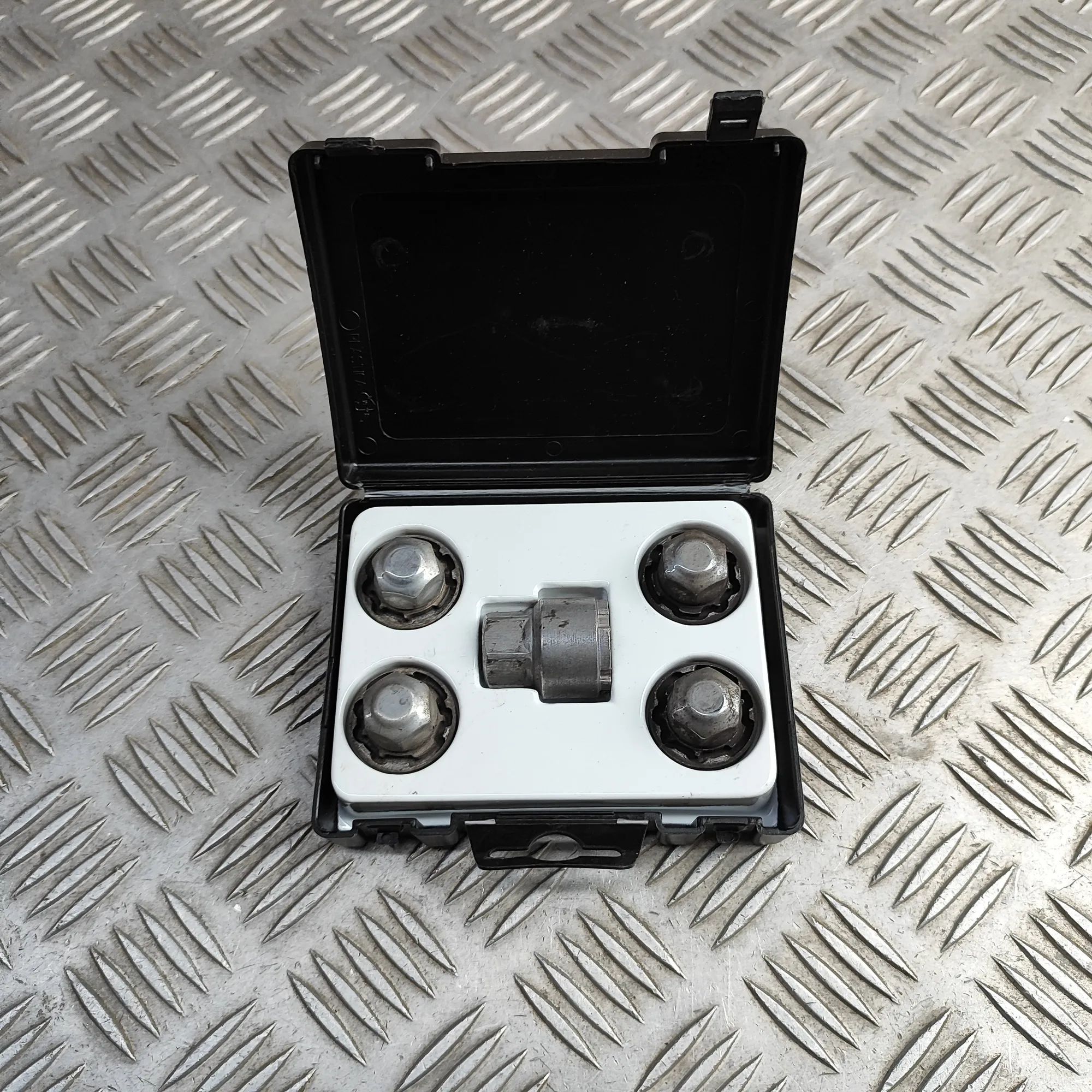 Kia Ceed (CD) Locking wheel bolt set Locking wheel bolt set — KIA CEE\'D (Hatchback ...