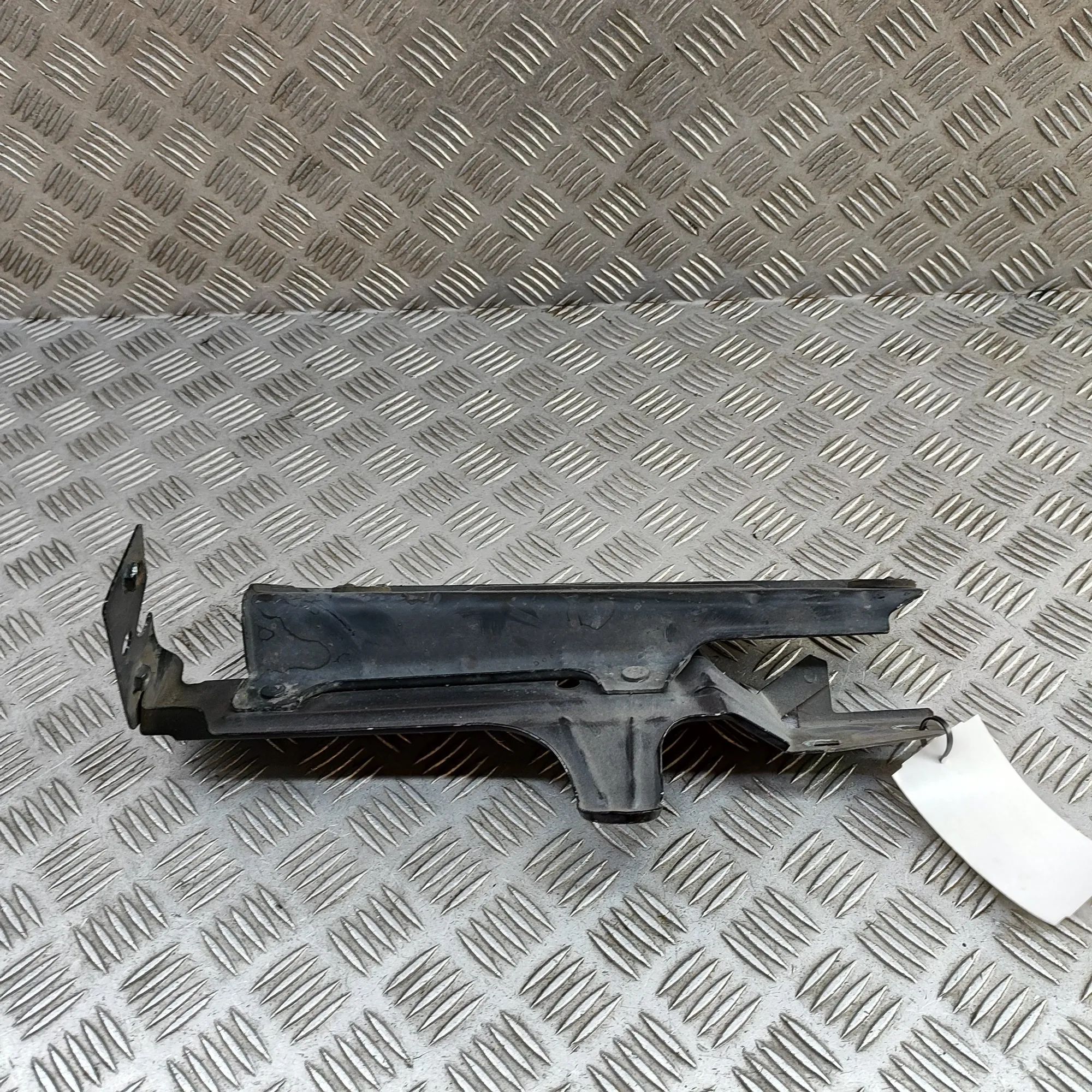 Alfa-Romeo Stelvio Fender bracket — front left Fender bracket — front left — ALFA ROMEO STELVI...